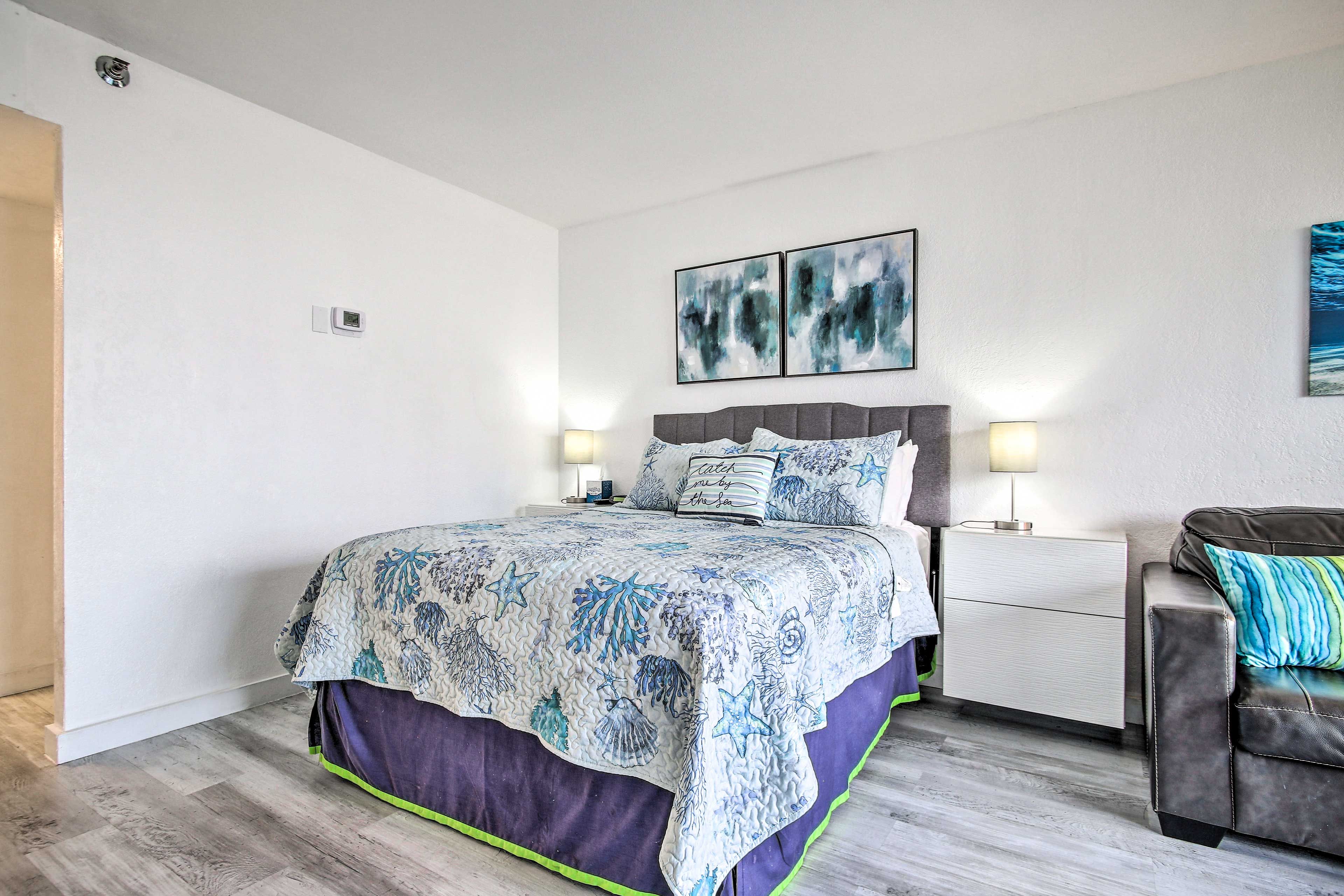 Studio | Queen Bed | Linens Provided | Pack 'n Play Available