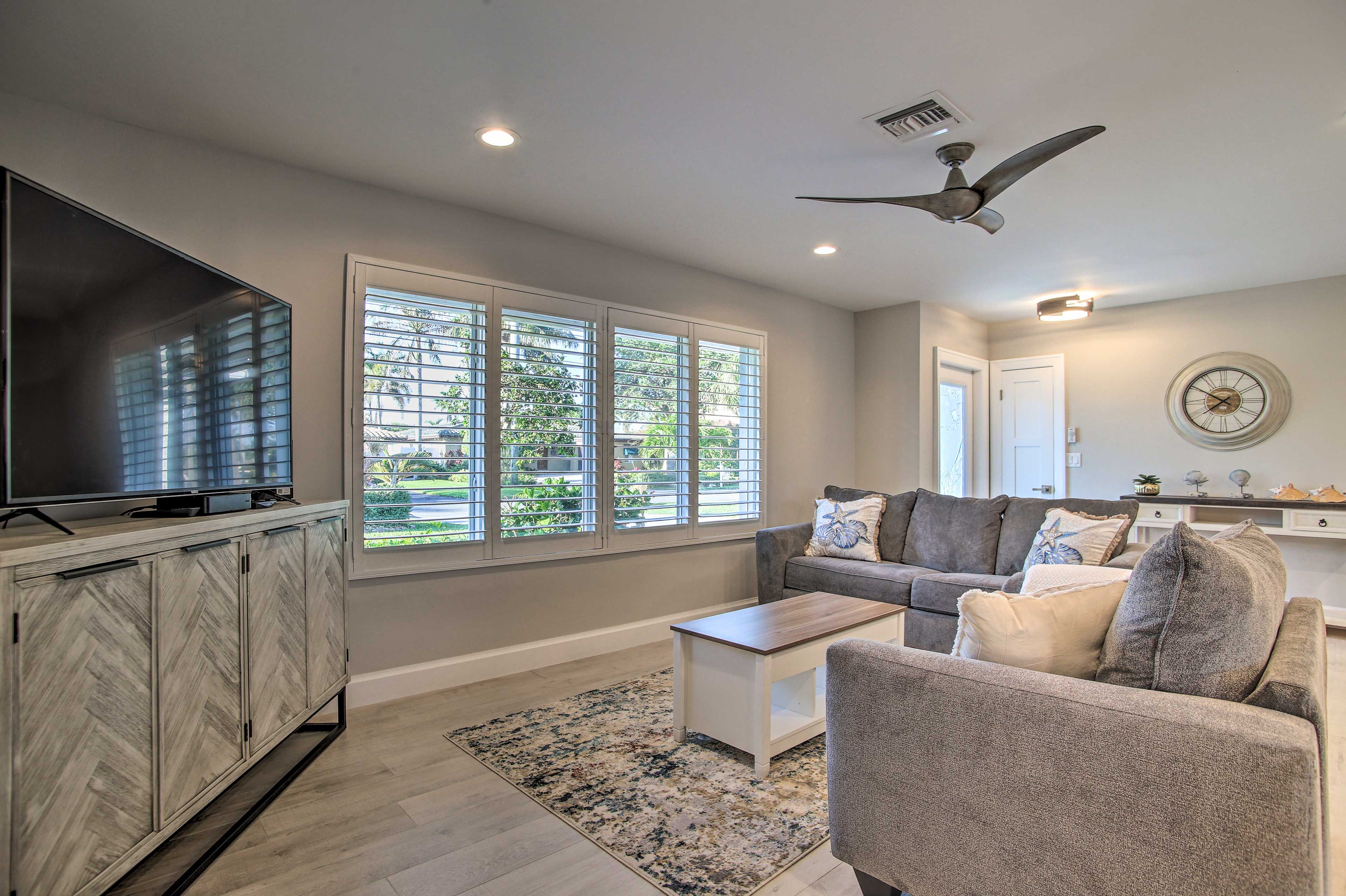 Living Room | Smart TV w/ Cable