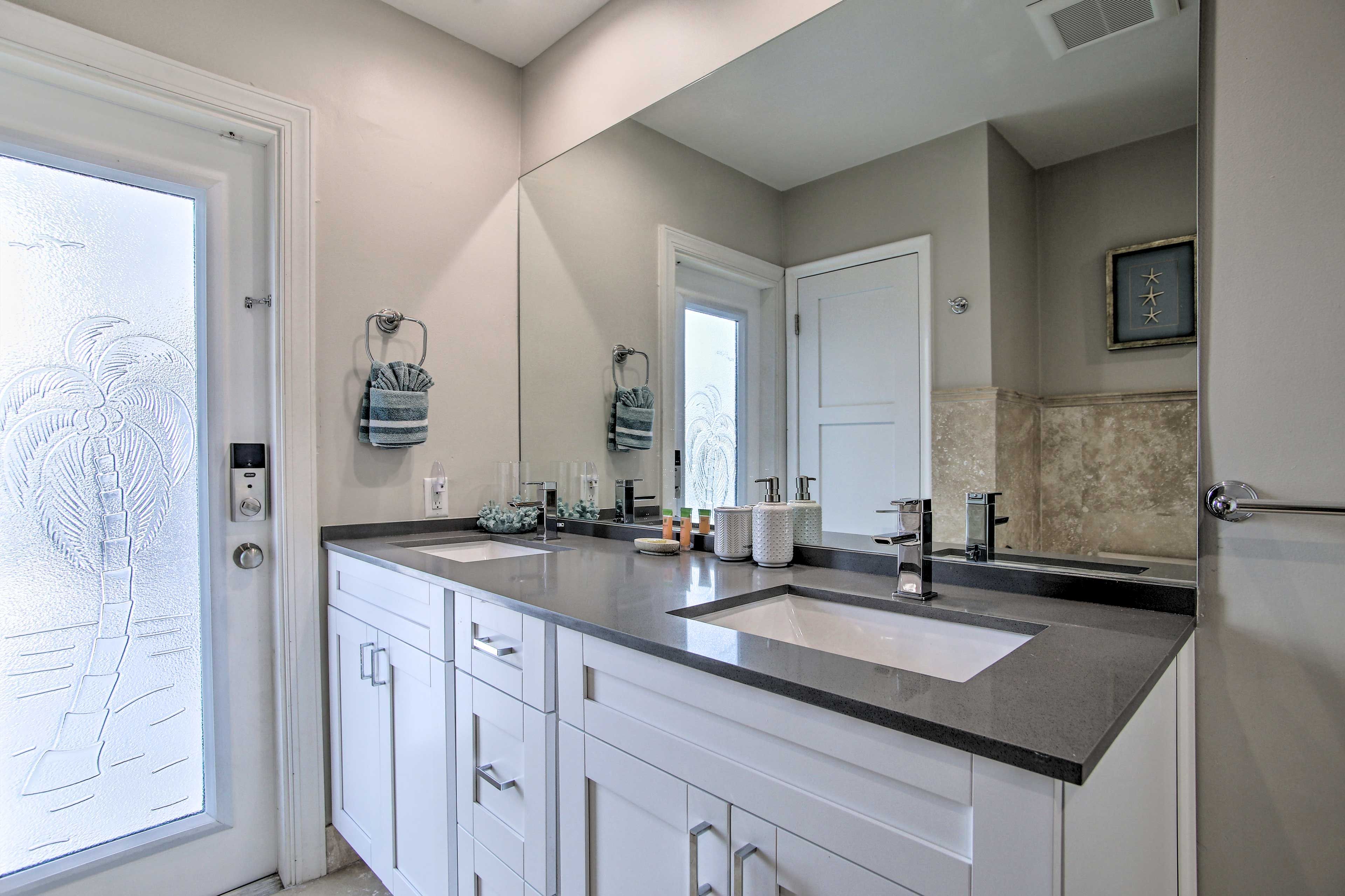 Full Bathroom | Complimentary Toiletries