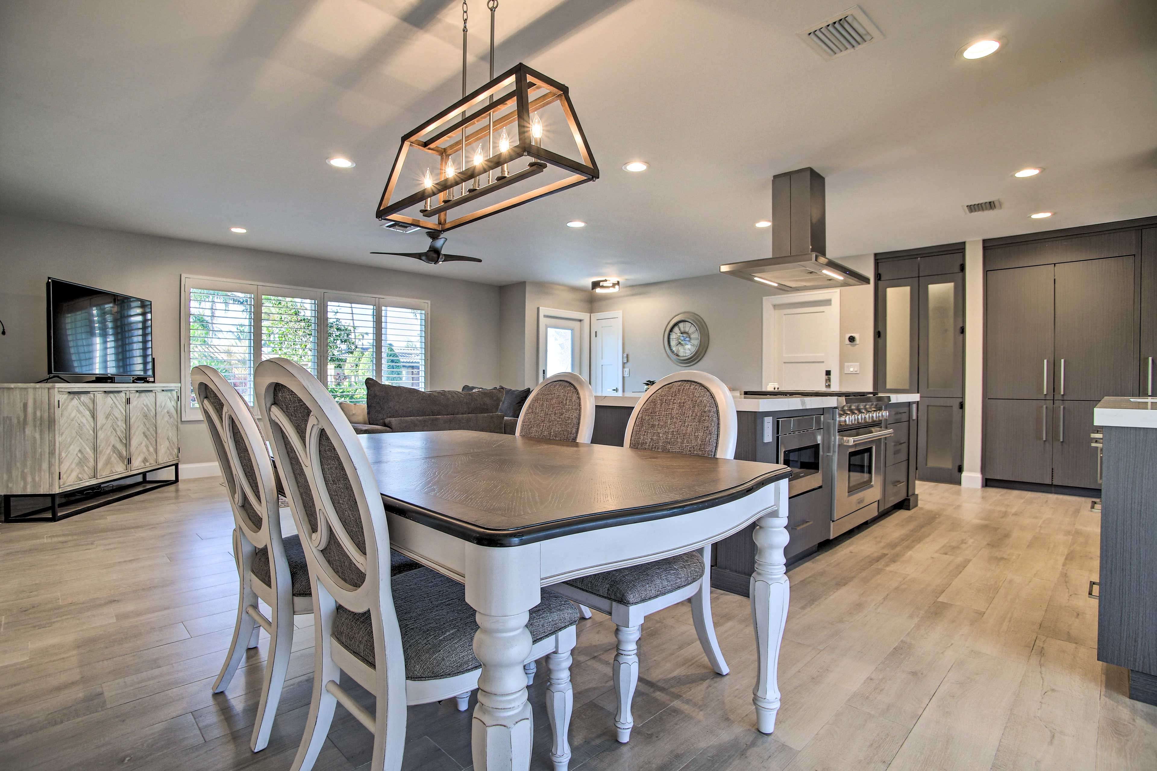Dining Area | Dishware & Flatware Provided
