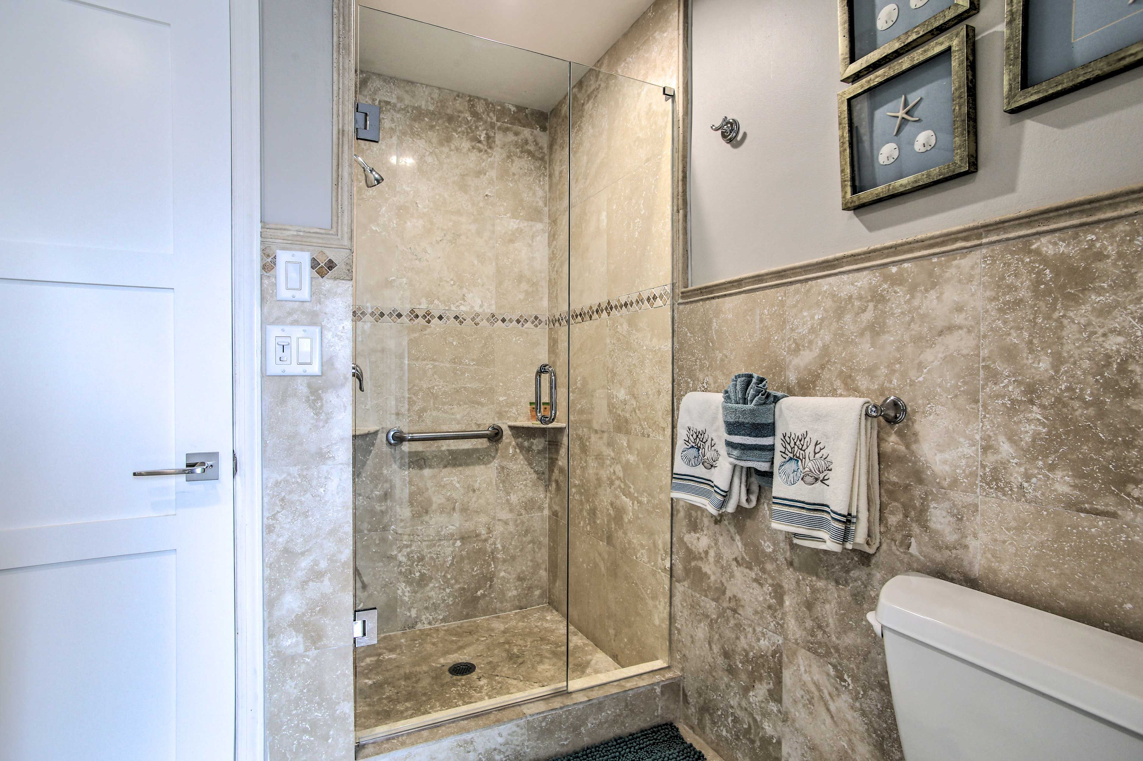 Full Bathroom | Towels Provided