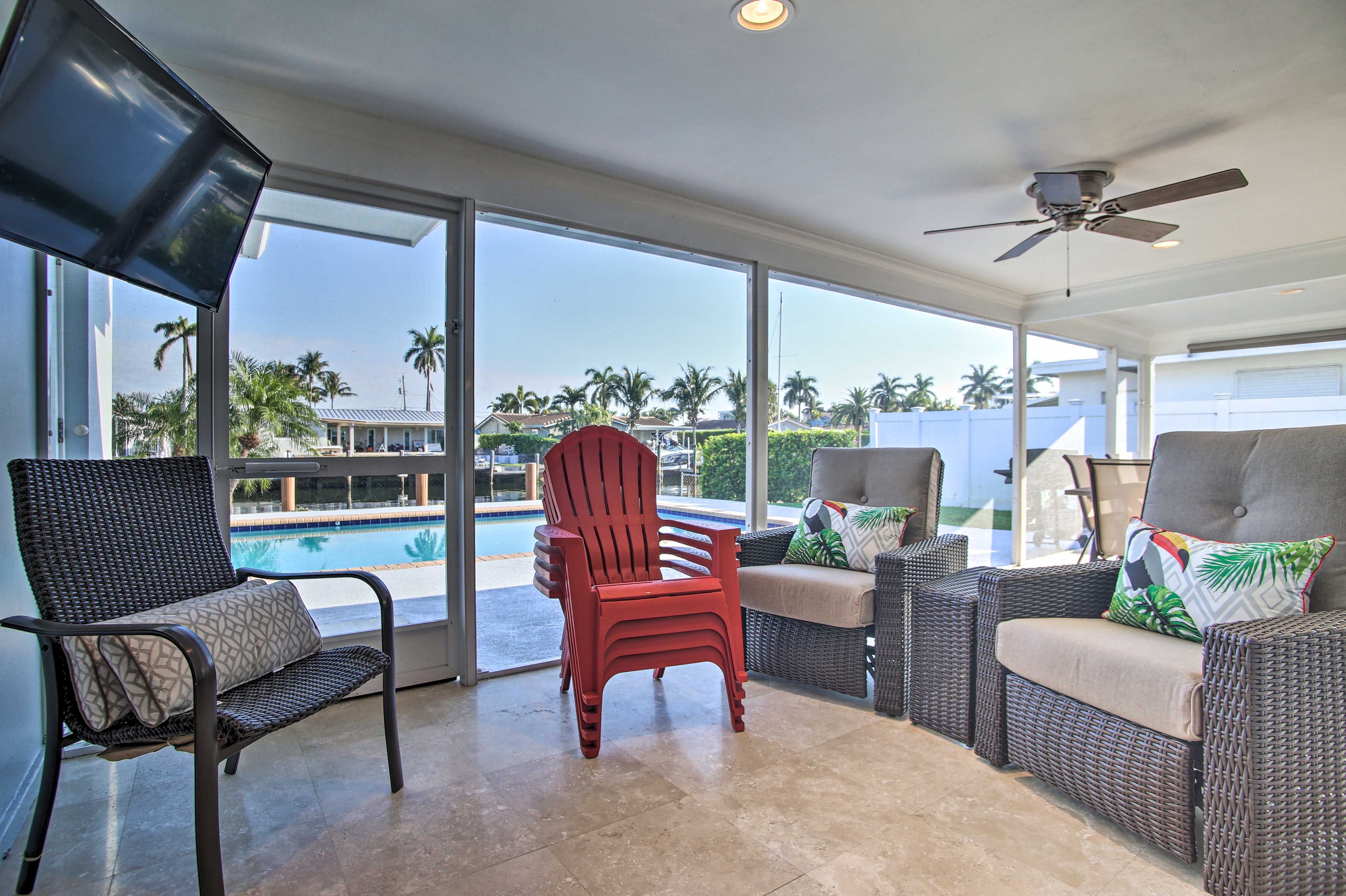 Screened Patio | Smart TV w/ Cable