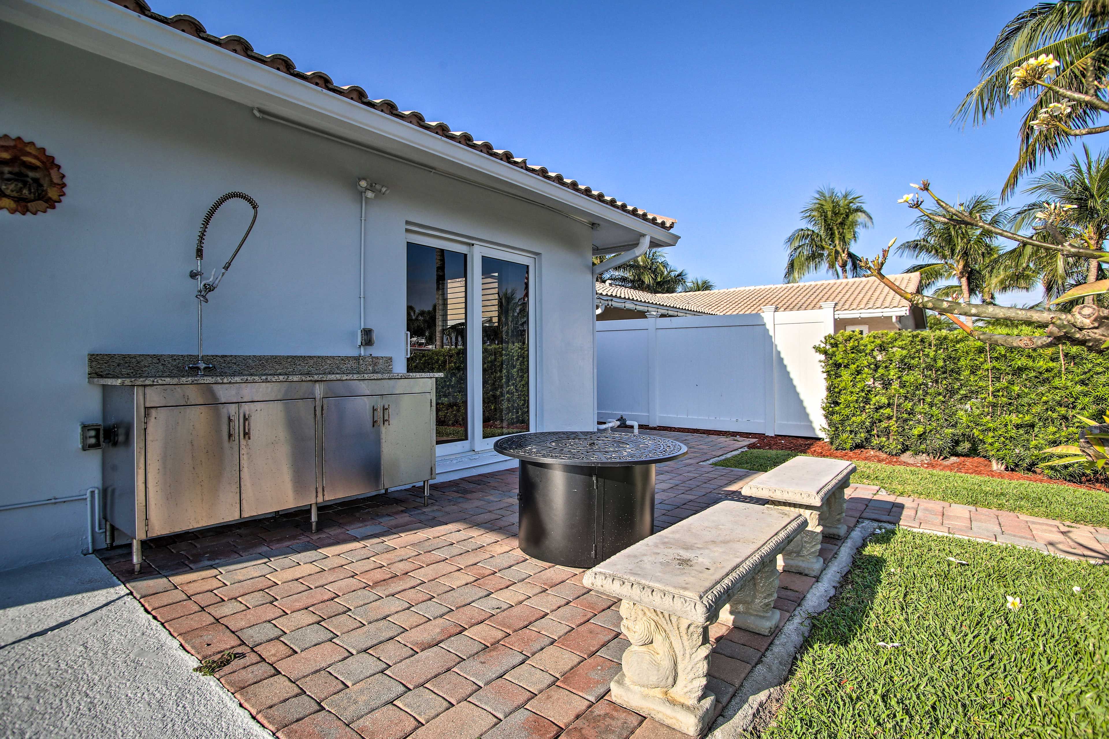Outdoor Living Area | Kitchen | Fire Pit