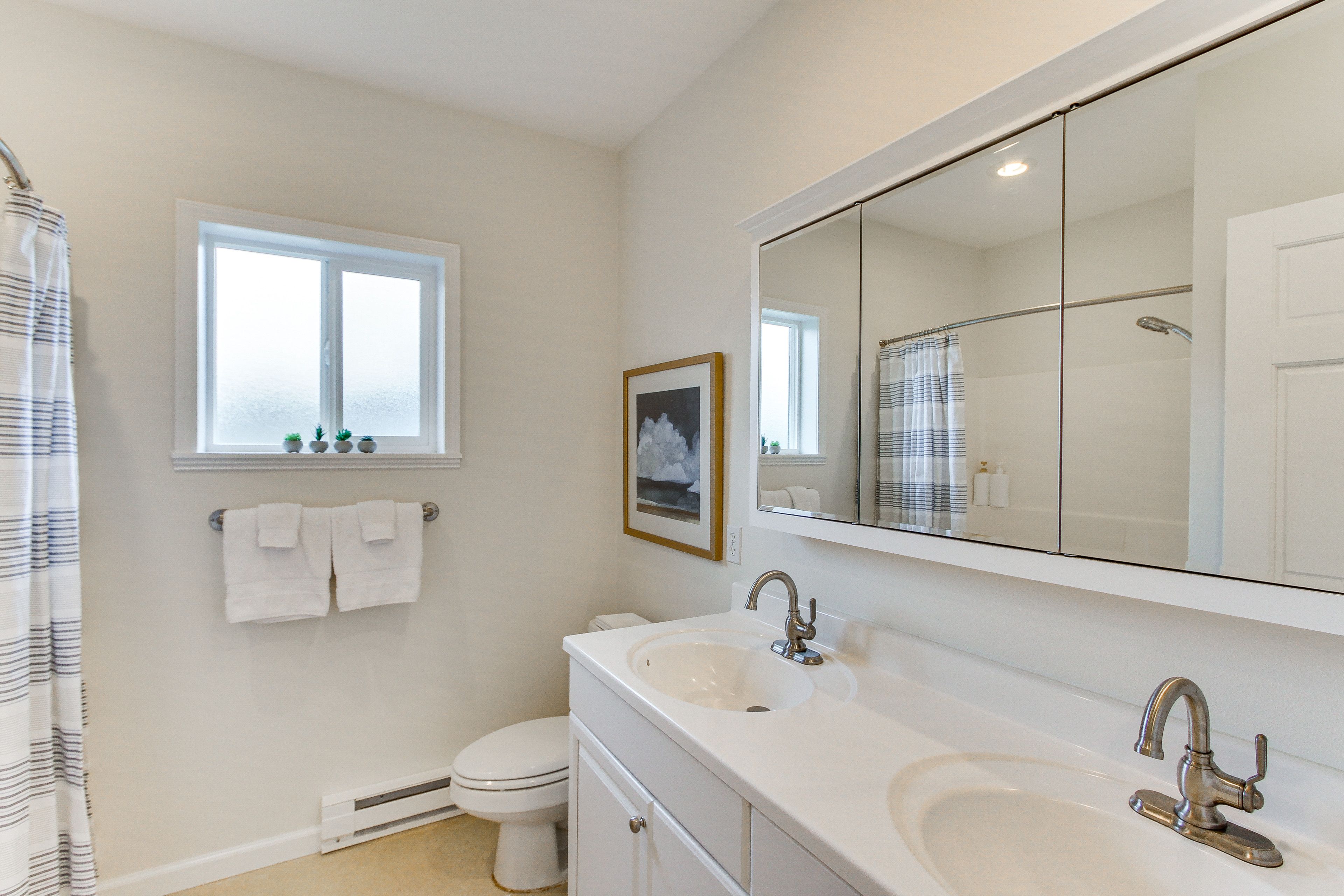 Full Bathroom | Towels Provided | Complimentary Toiletries