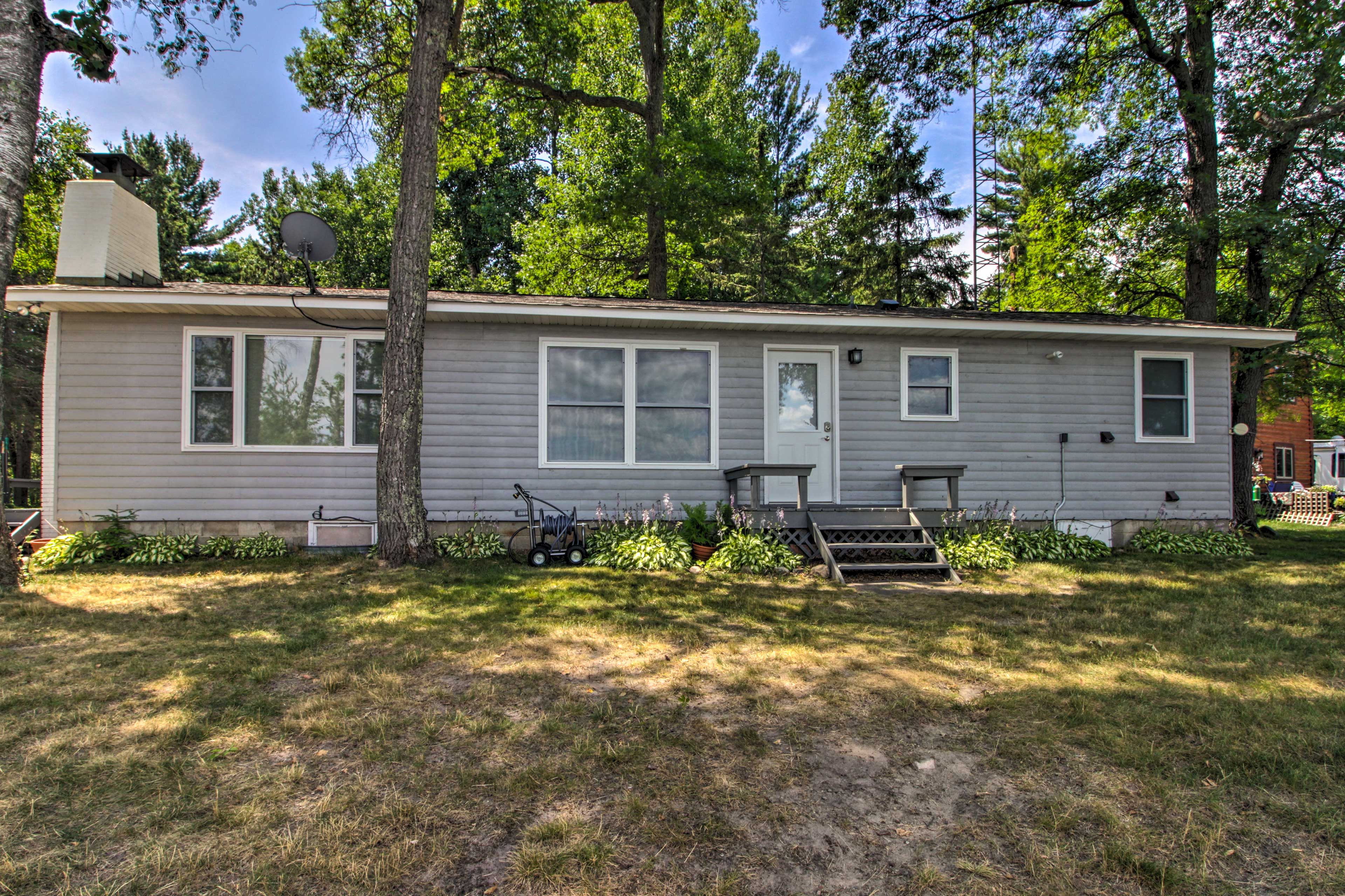 Home Exterior | Driveway Parking (6 Vehicles)