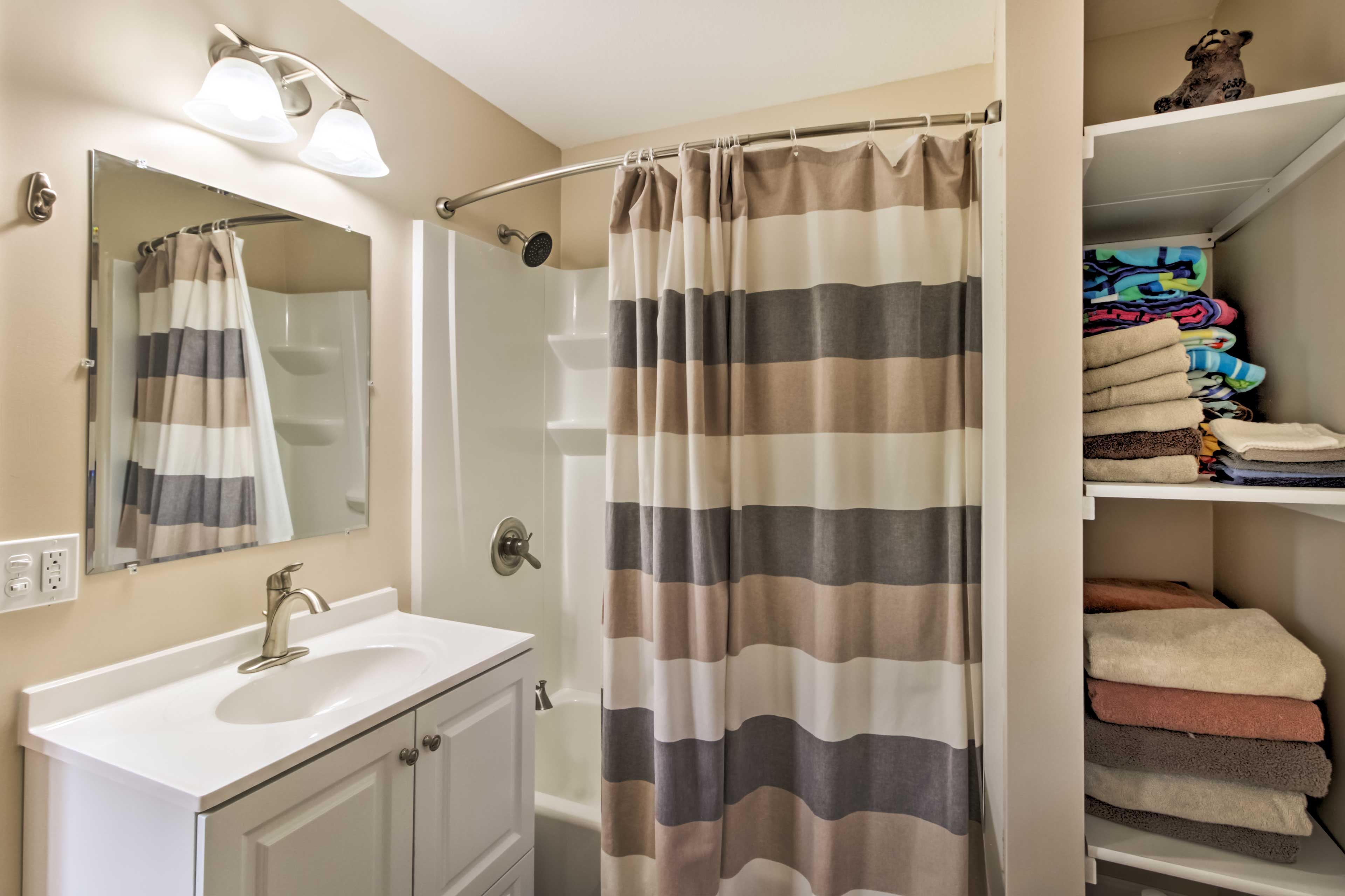 Full Bathroom | Towels Provided