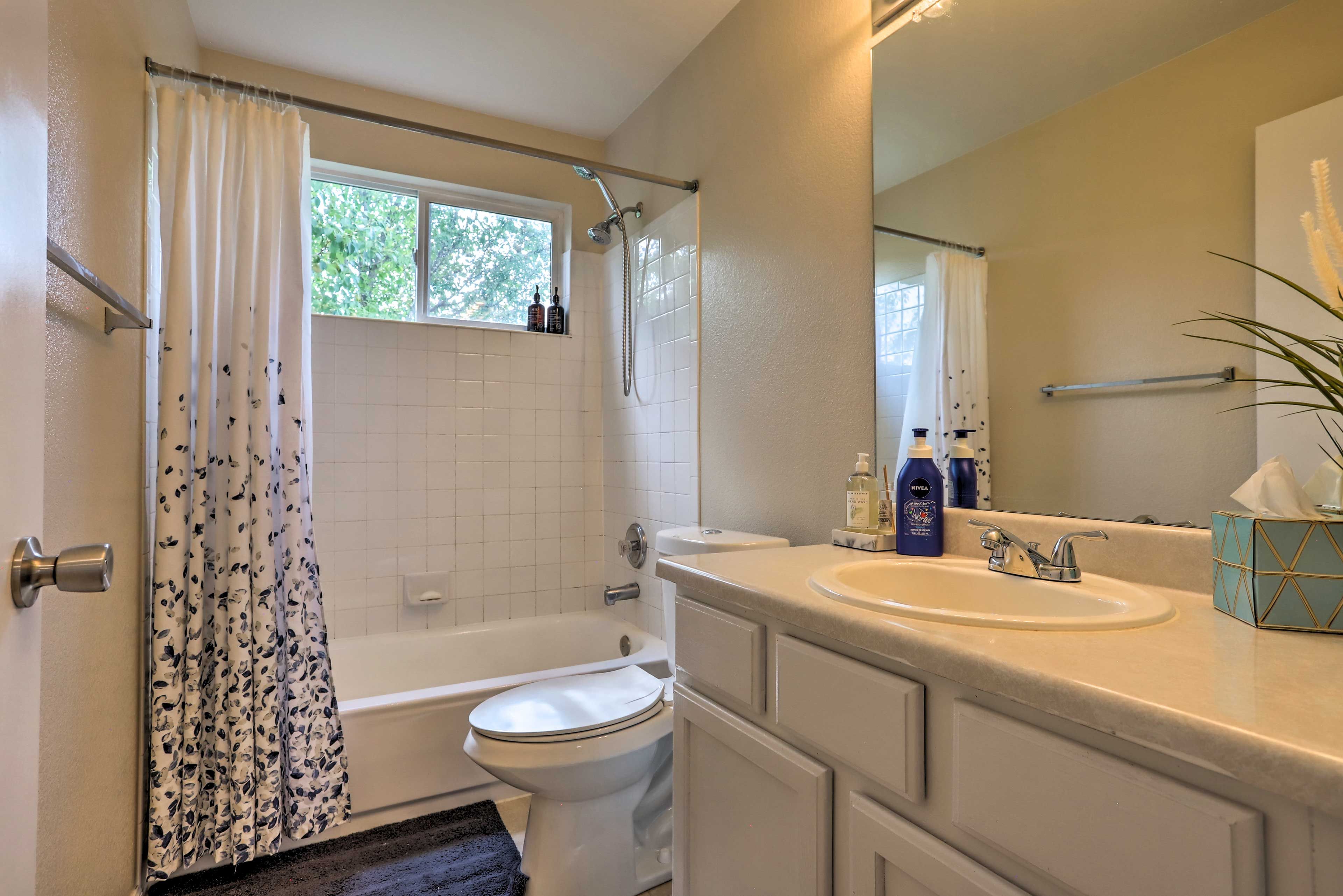 Full Bathroom | Towels Provided