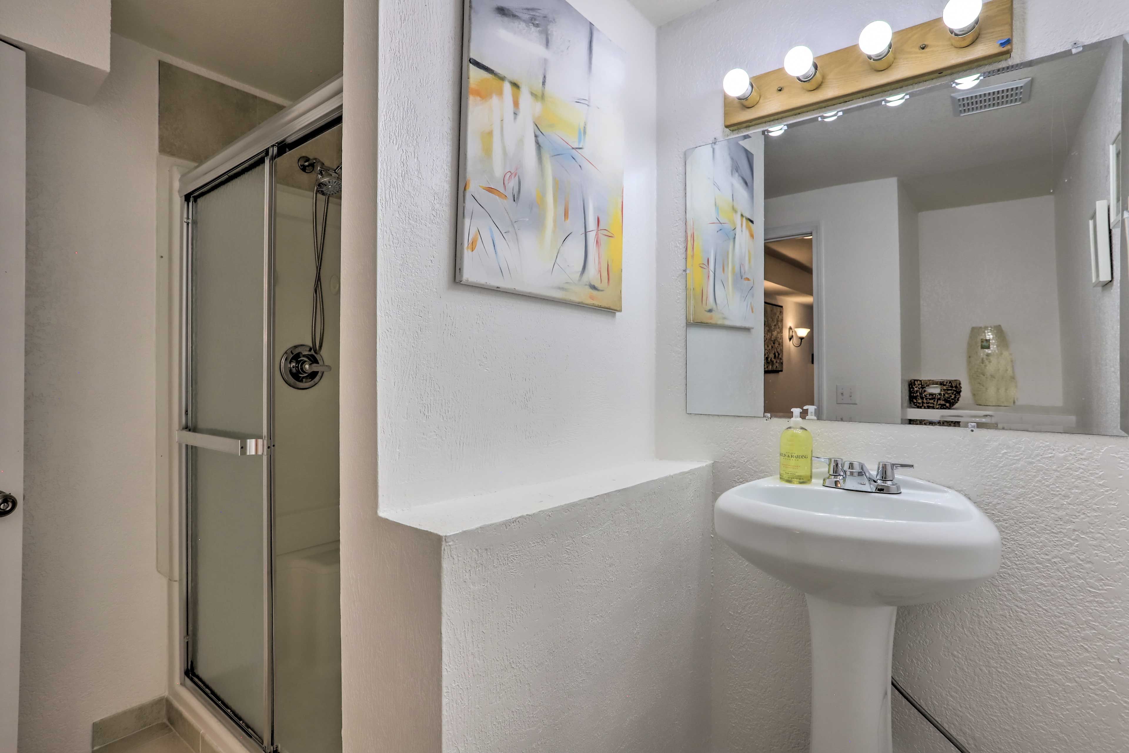 Full Bathroom | Towels Provided