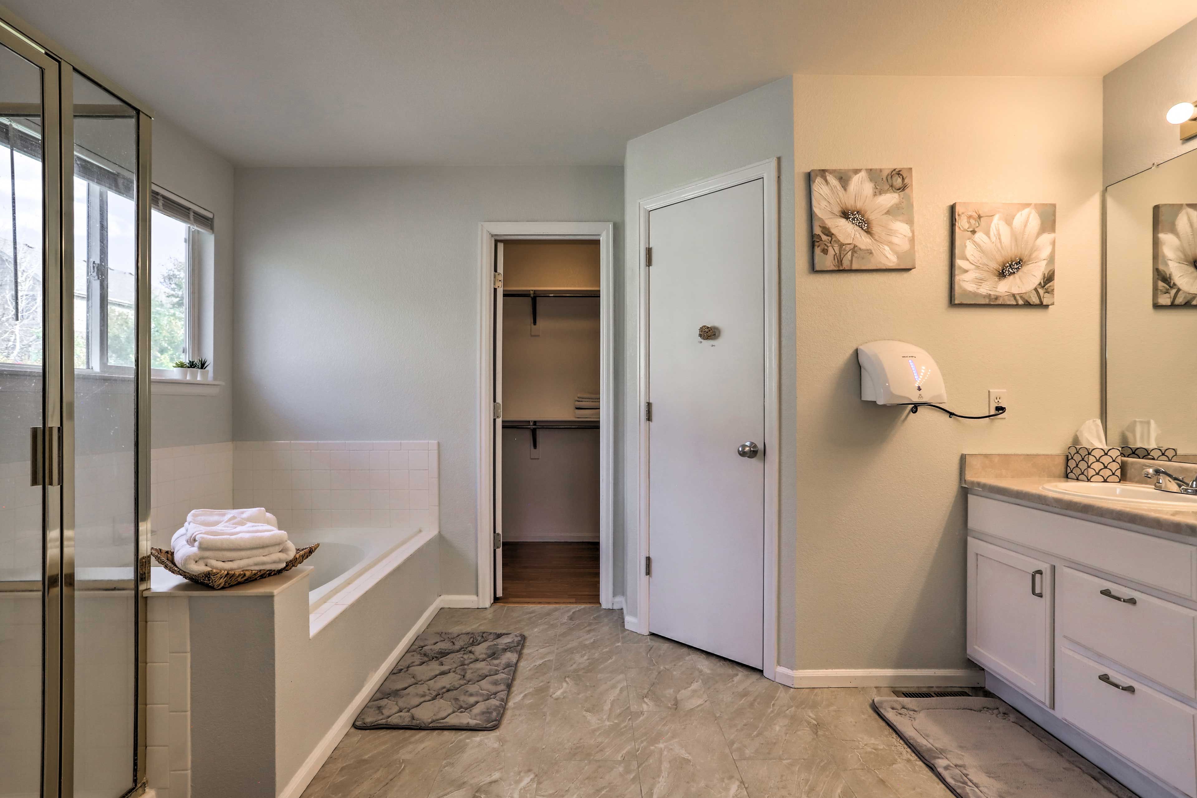 Full En-Suite Bathroom | Walk-In Closet | Towels Provided