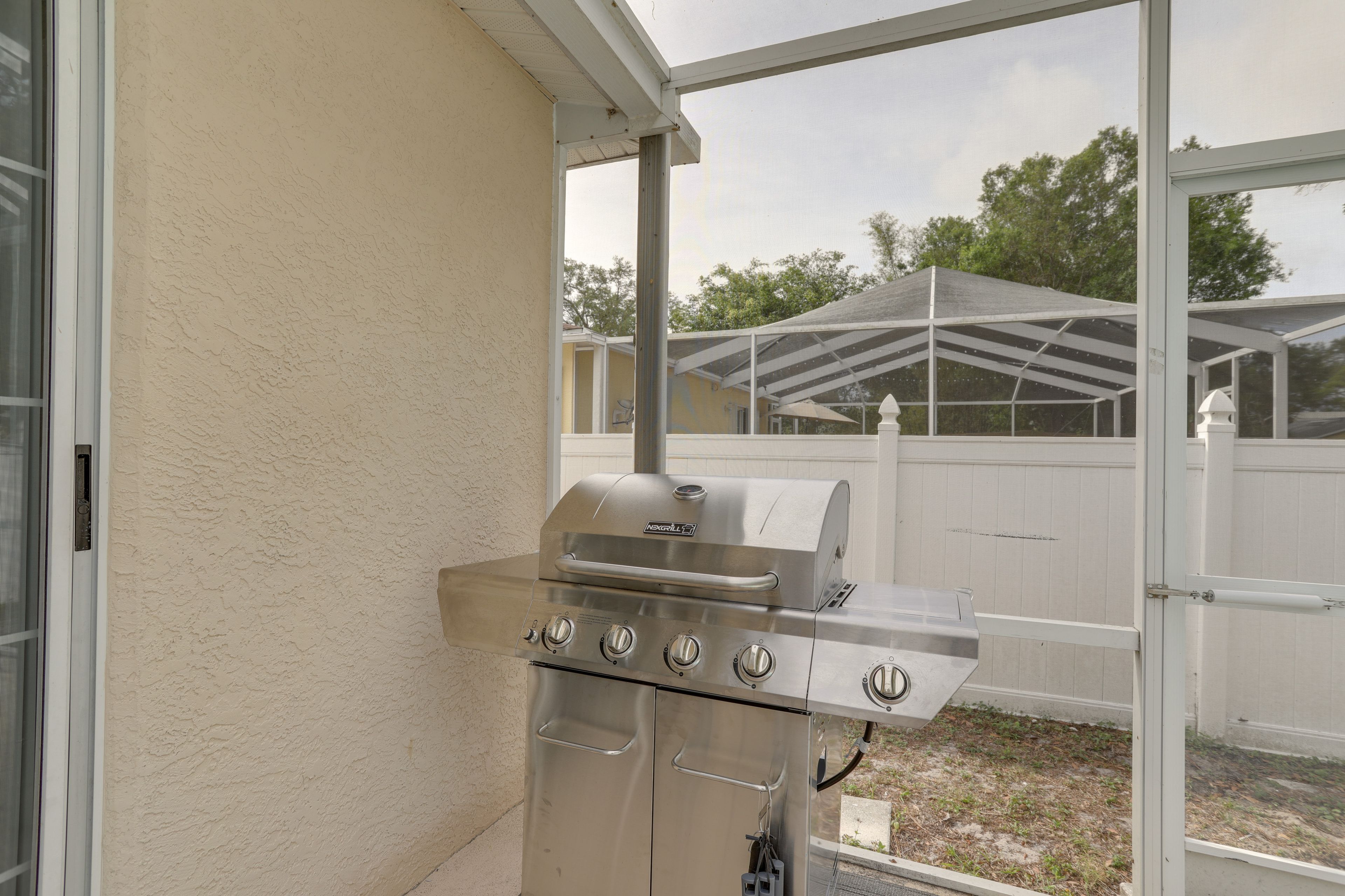 Private Backyard | Gas Grill
