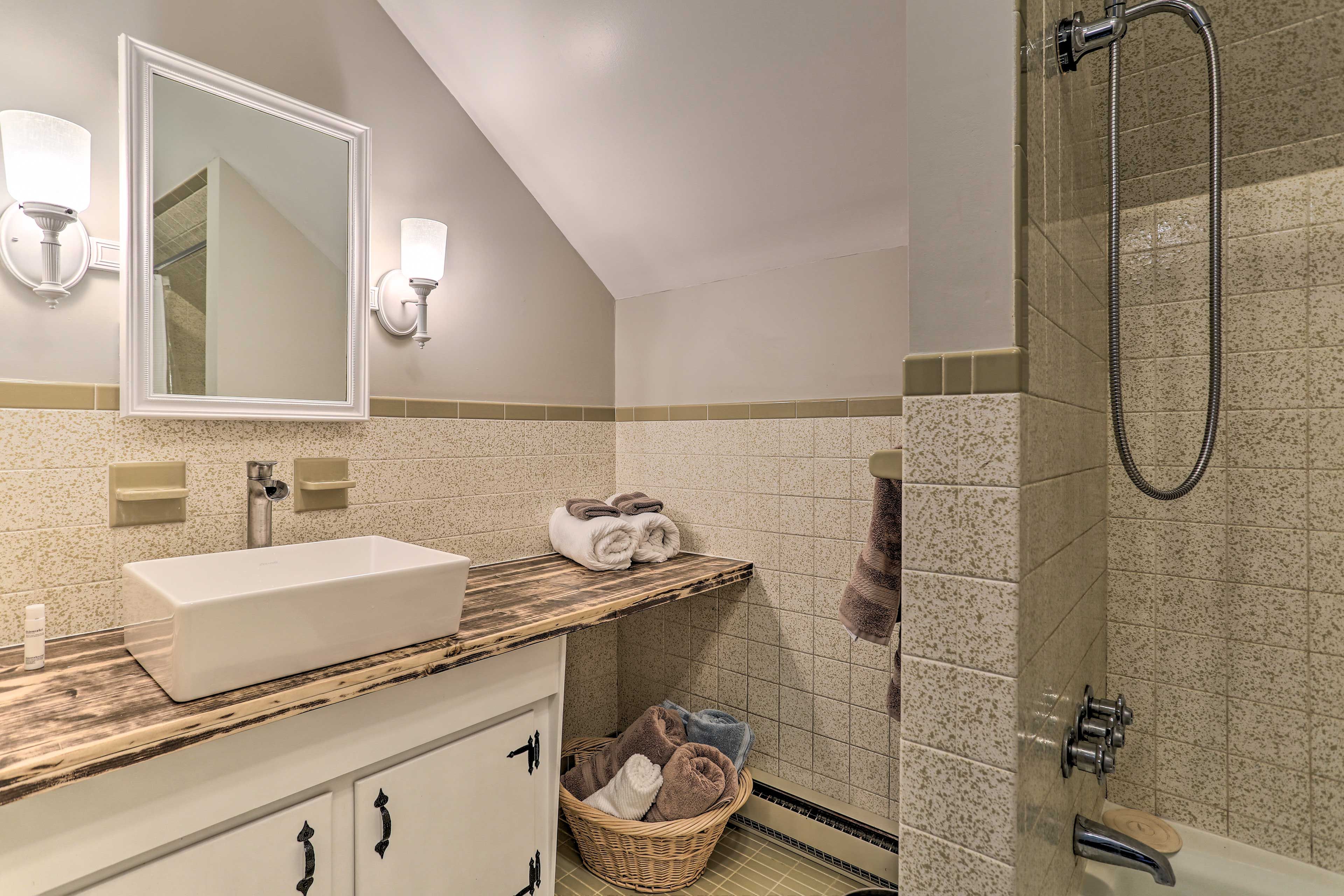 Full Bathroom | Shower/Tub Combo | Towels Provided | 2nd Floor