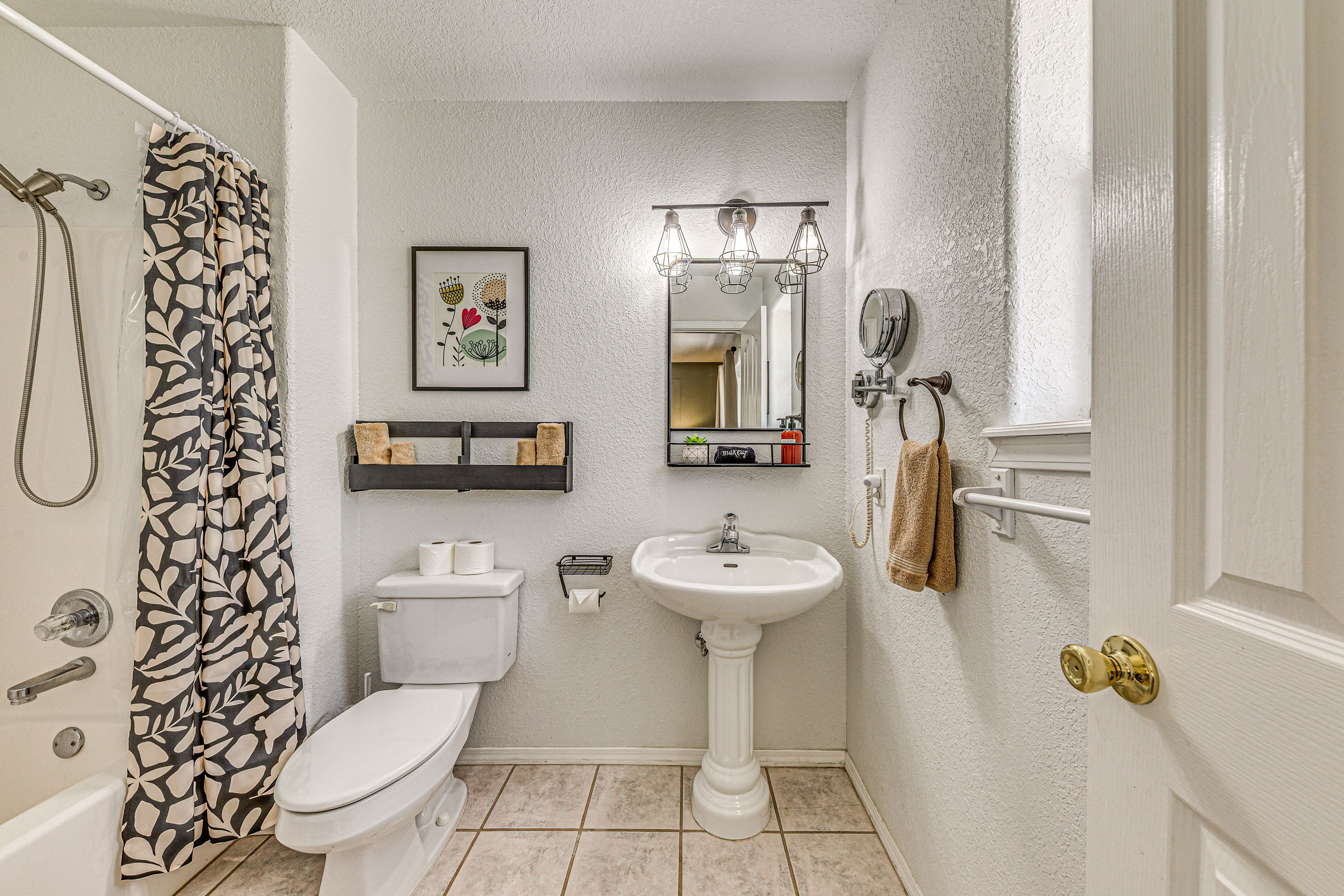 En-Suite Bathroom | Towels Provided