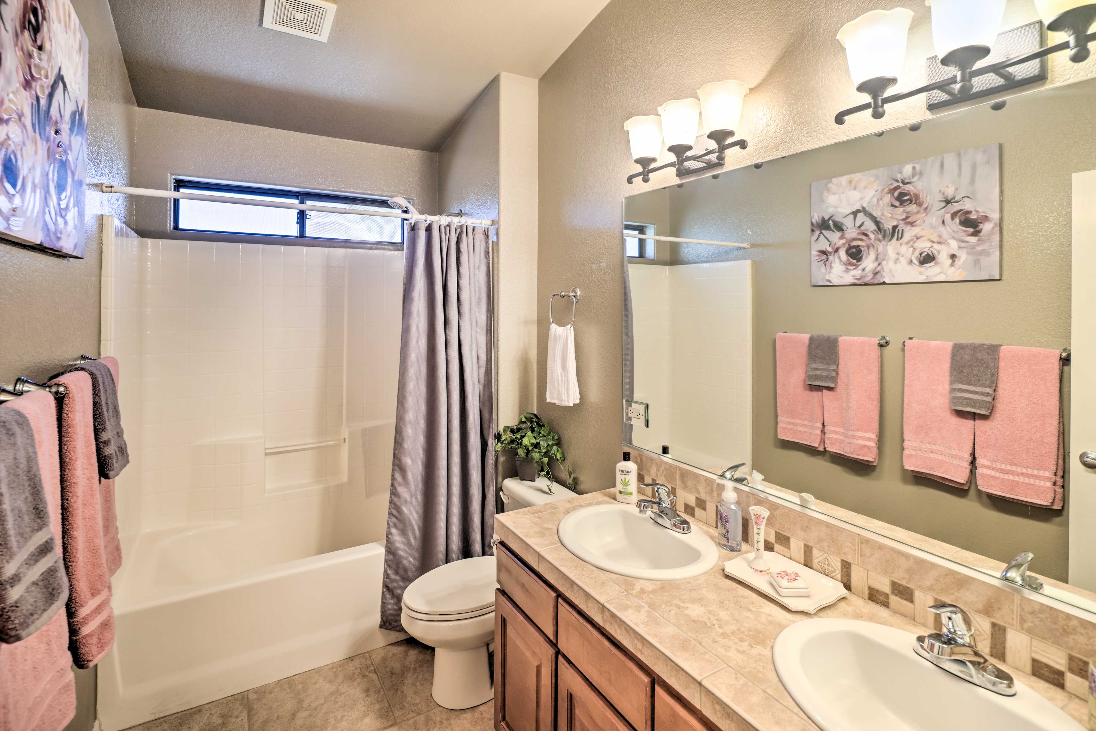 Full Bathroom | Complimentary Toiletries