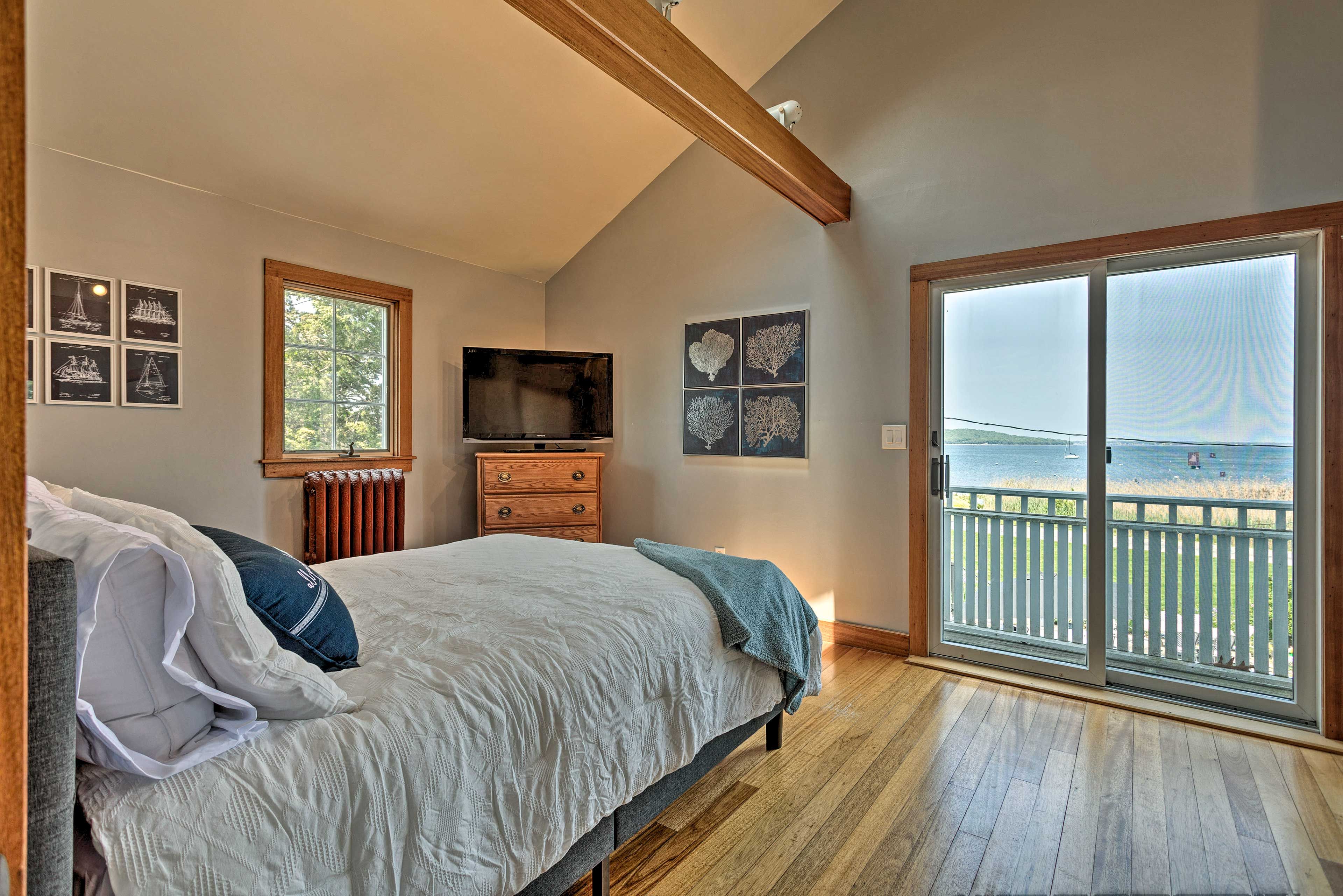 Bedroom 1 | Queen Bed | 2nd Floor