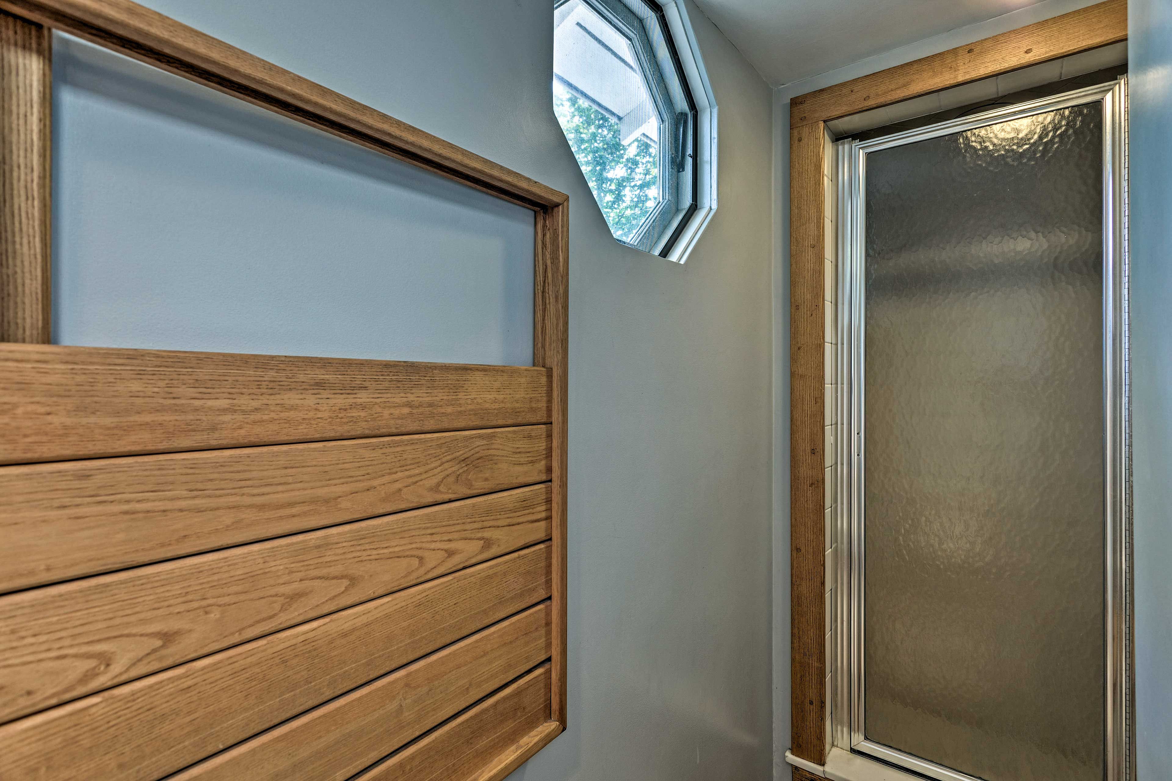 Full Bathroom | Complimentary Toiletries