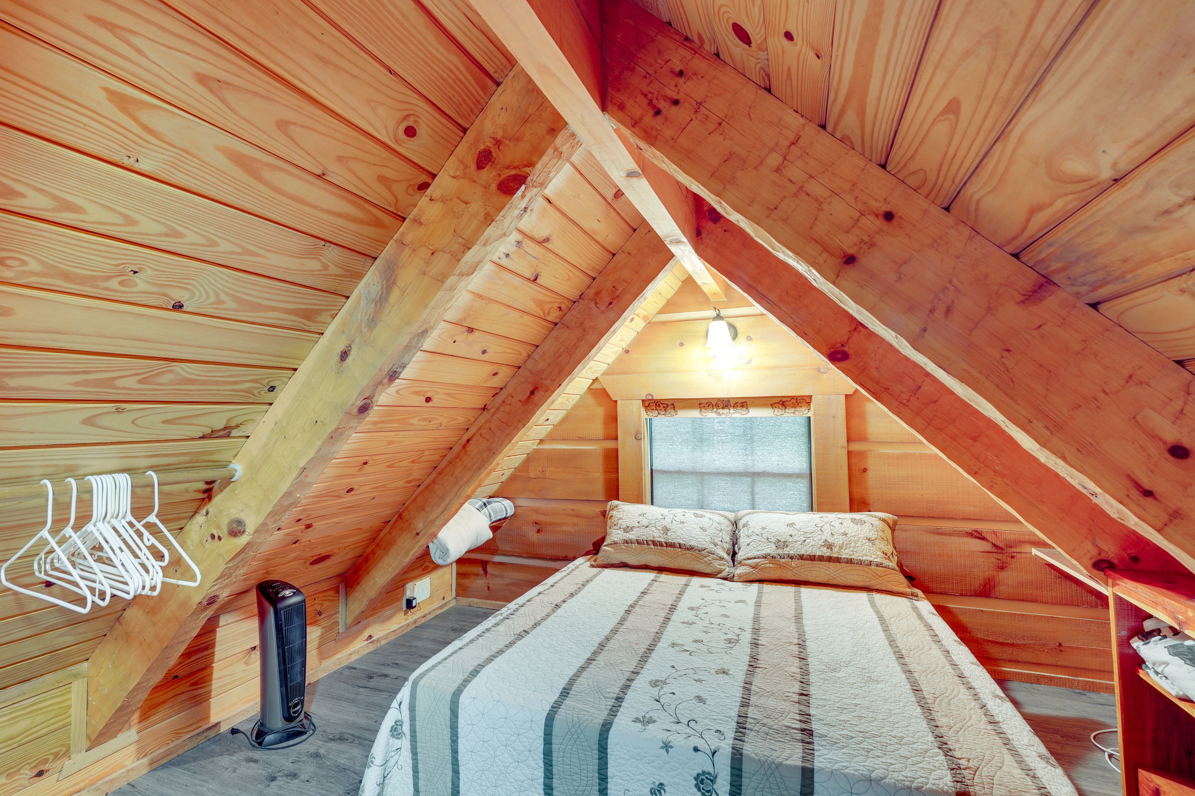 Bedroom (Loft) | Queen Bed