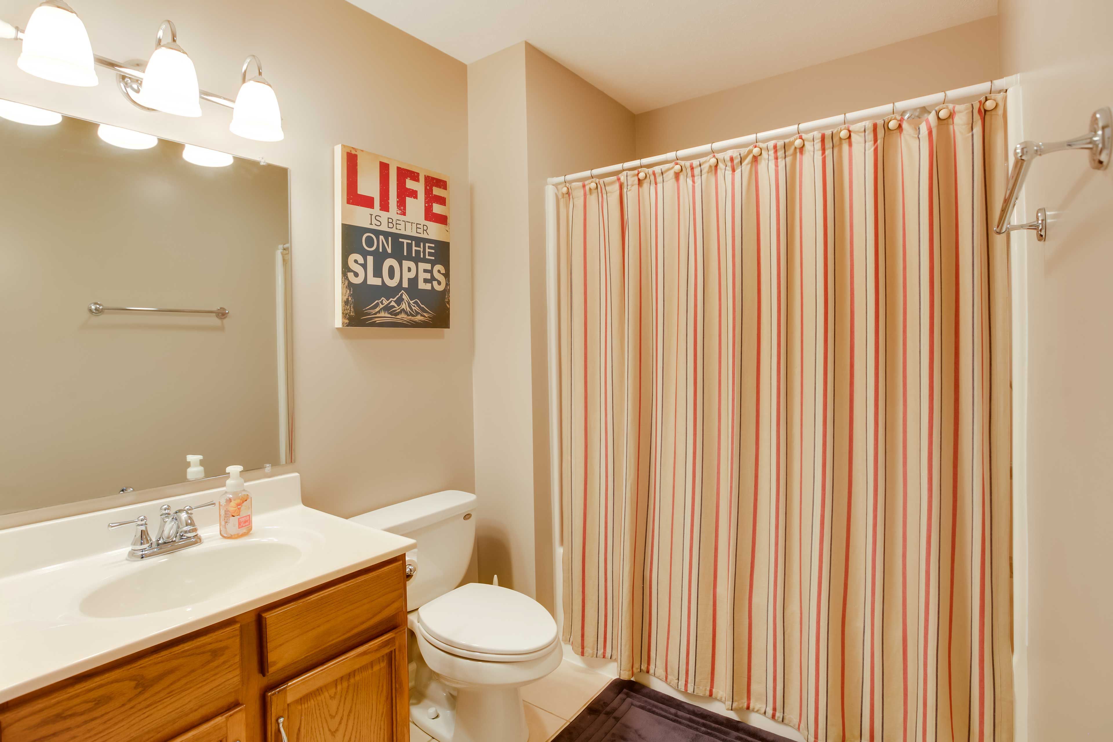 Full Bathroom | Towels Provided
