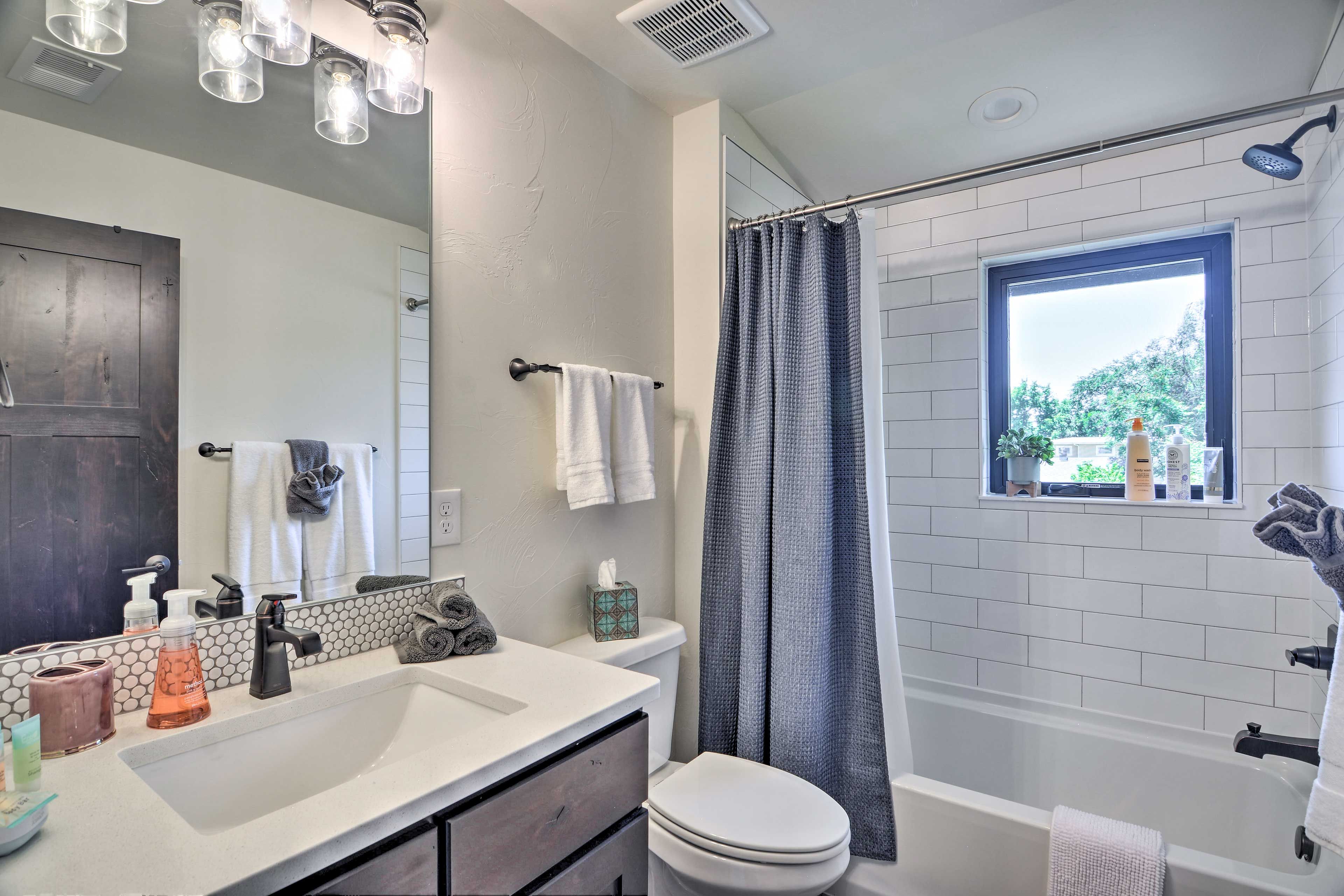 Full Bathroom | 2nd Floor | Complimentary Toiletries