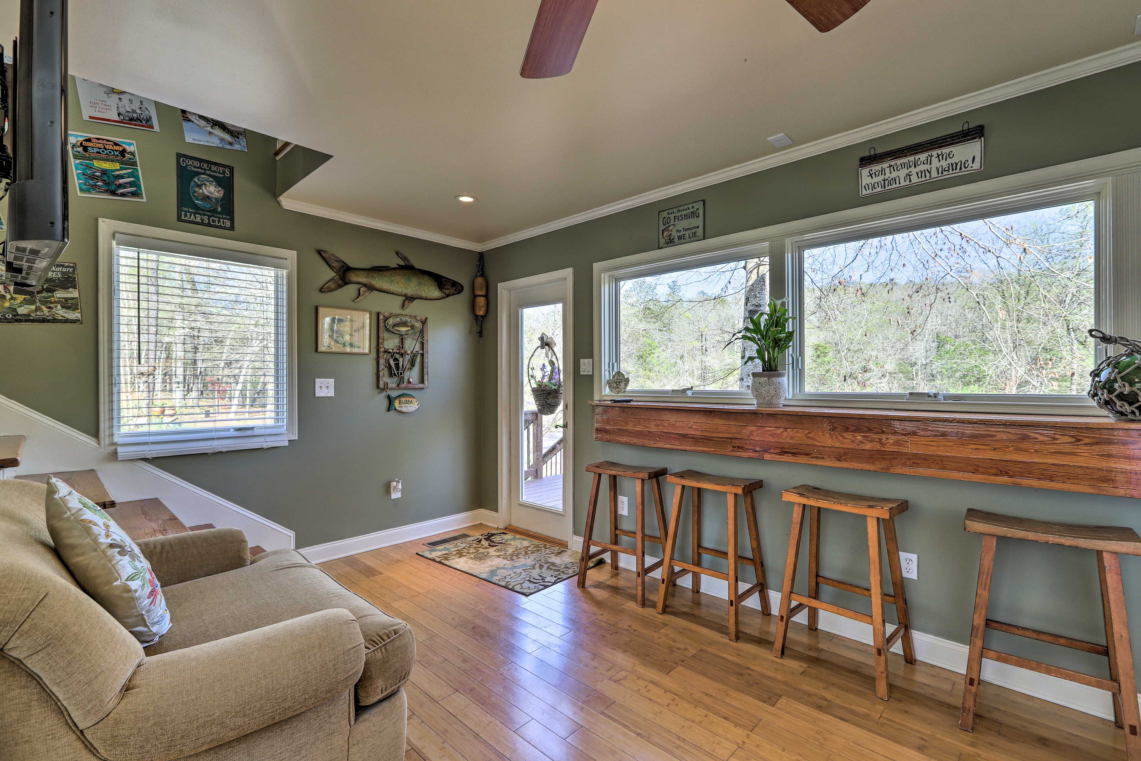 Living Room | 1st Floor | Air Conditioning | Free WiFi