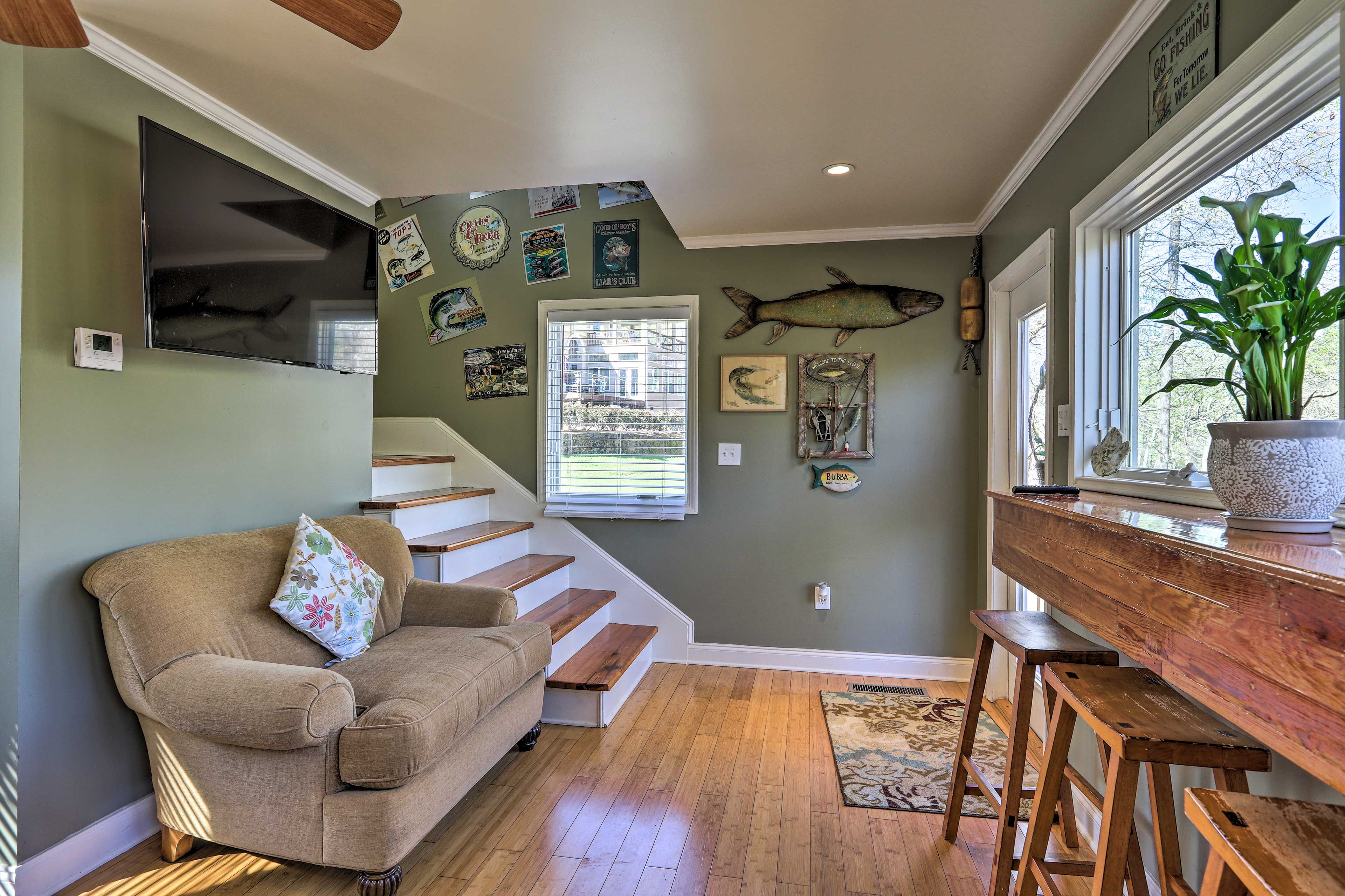 Living Room | Smart TV w/ Cable