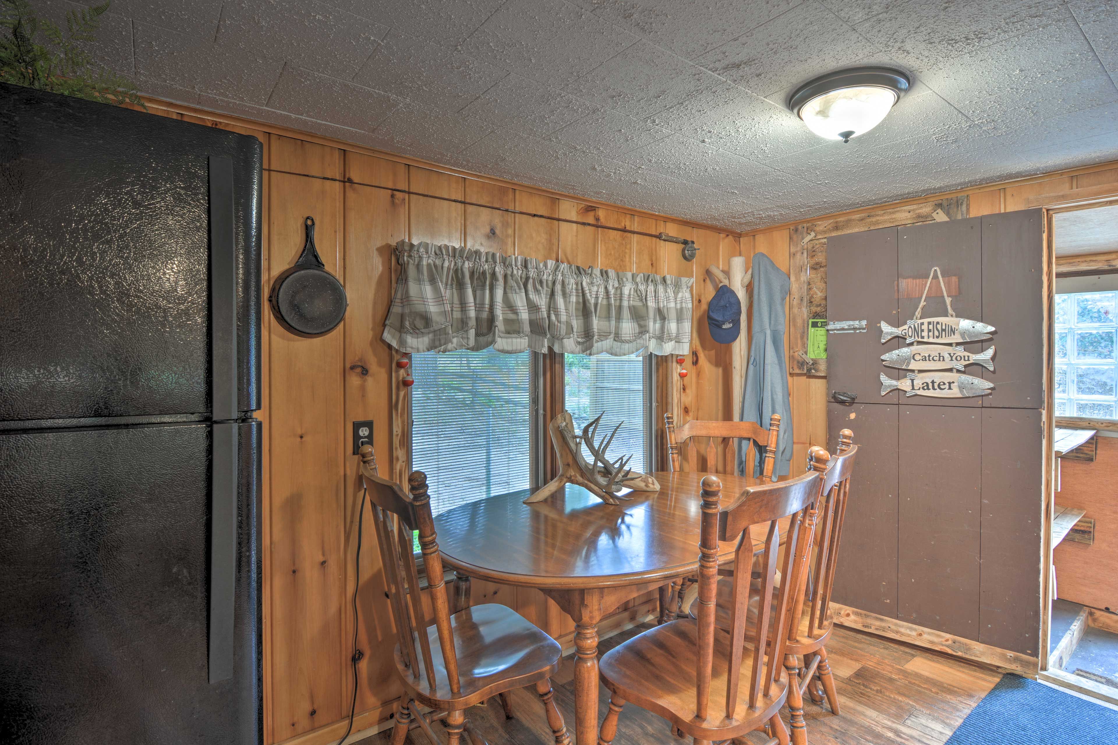 Dining Area | Dishware/Flatware Provided