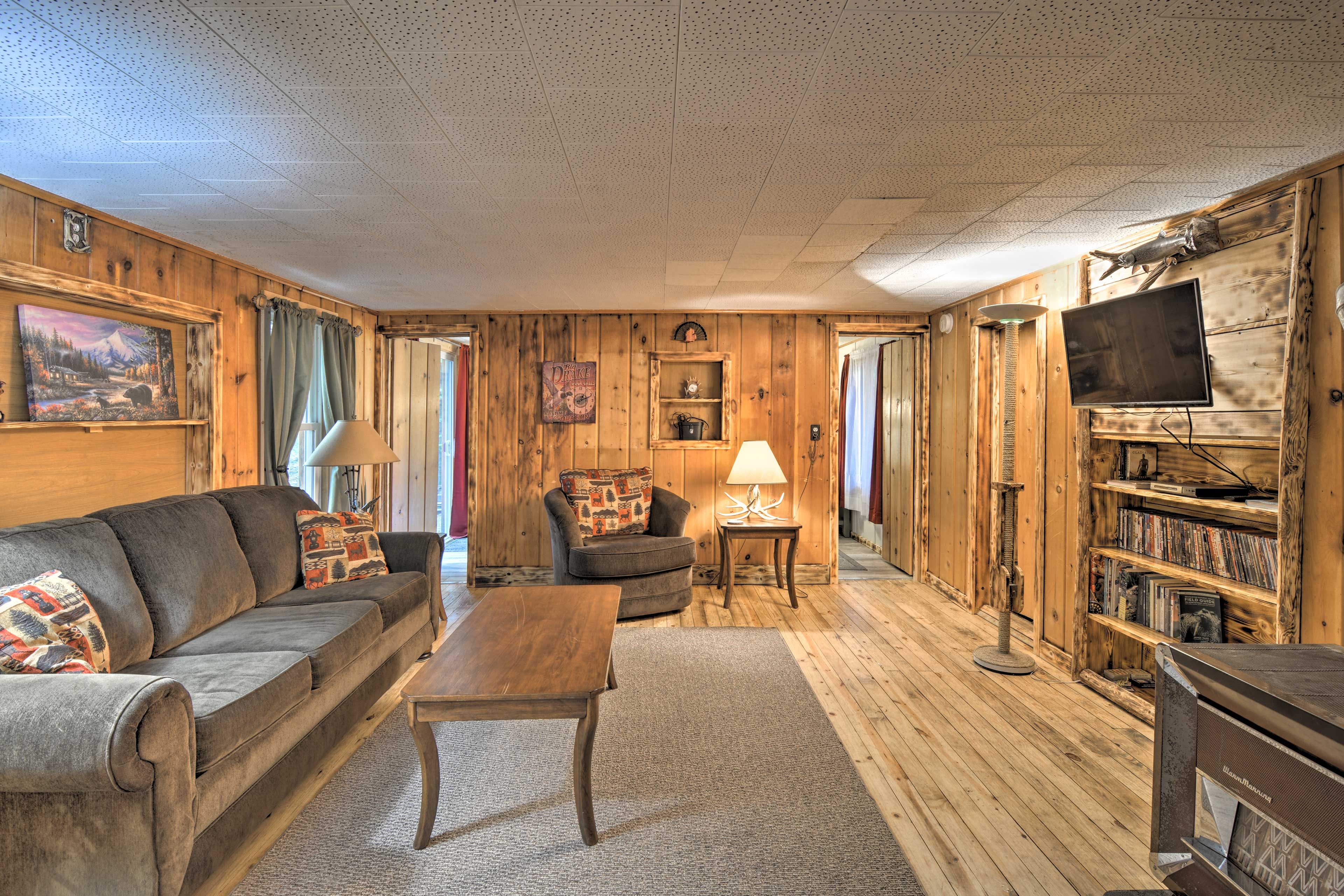 Living Room | TV w/ DVD Player & Video Library