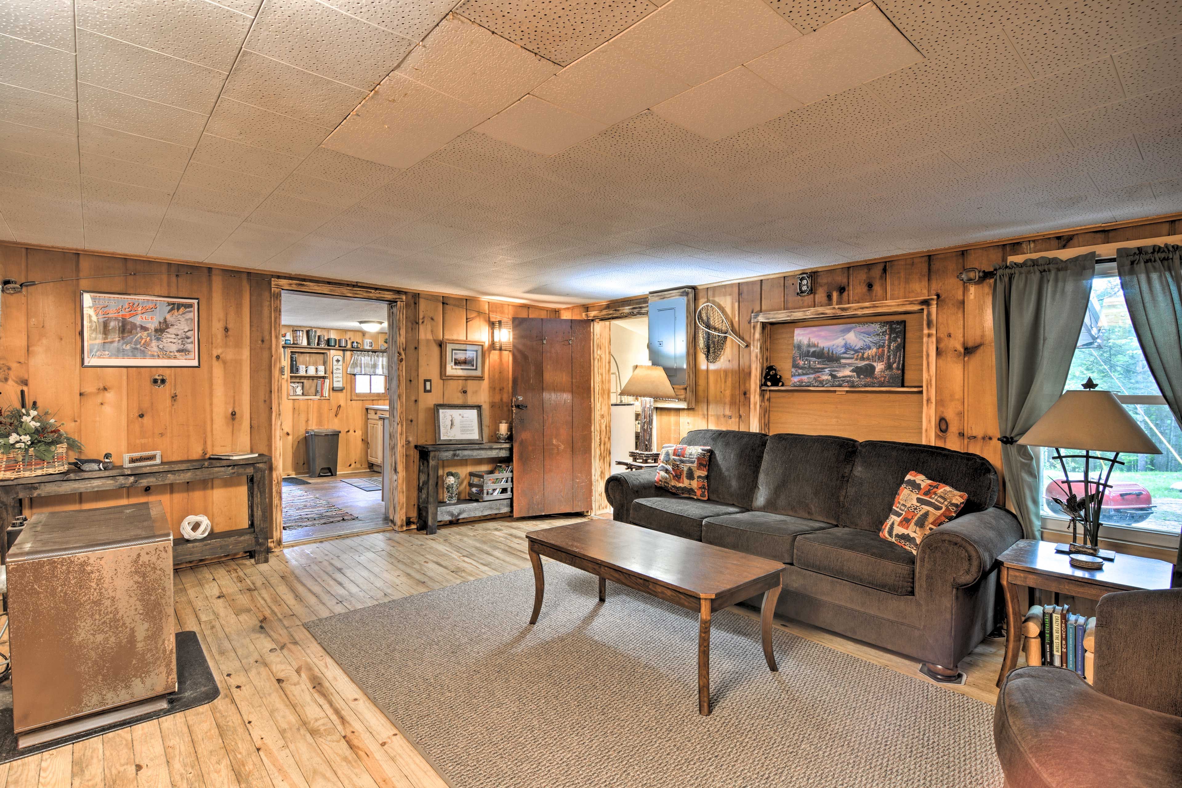 Living Room | No WiFi or Cable