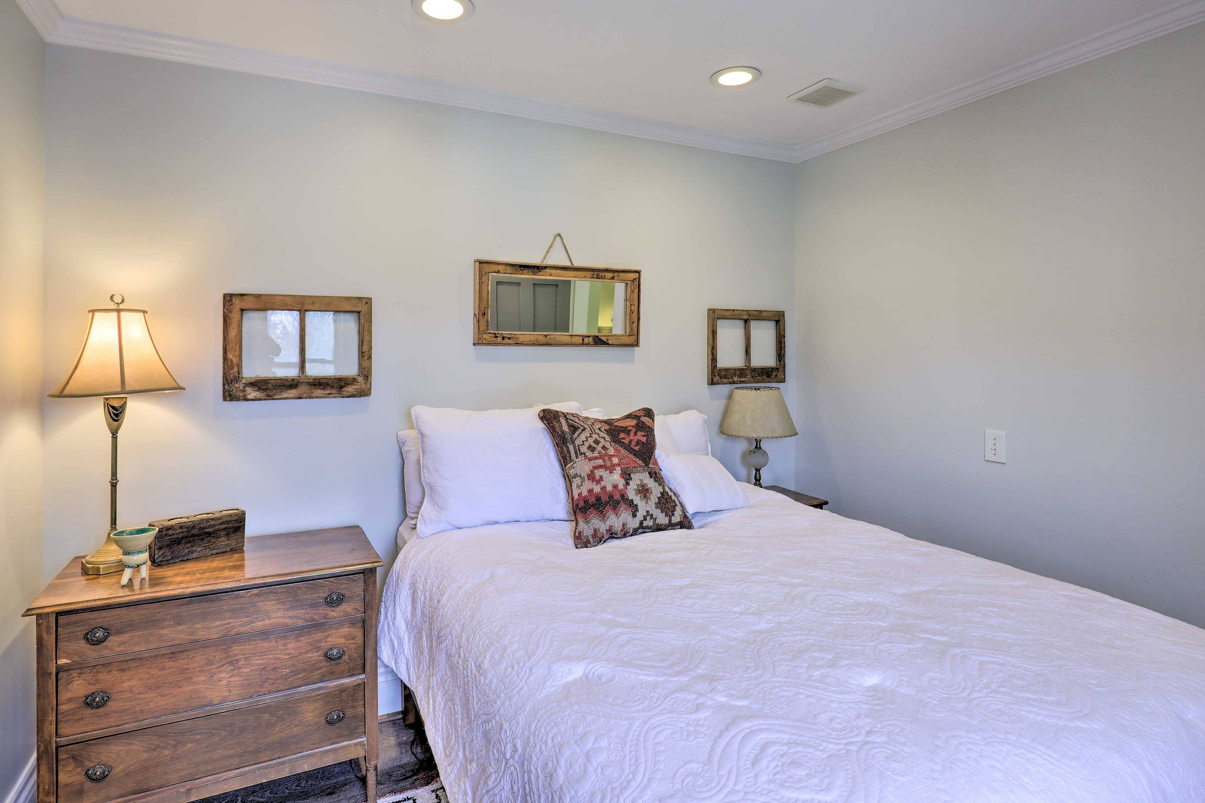 Bedroom 1 | Queen Bed