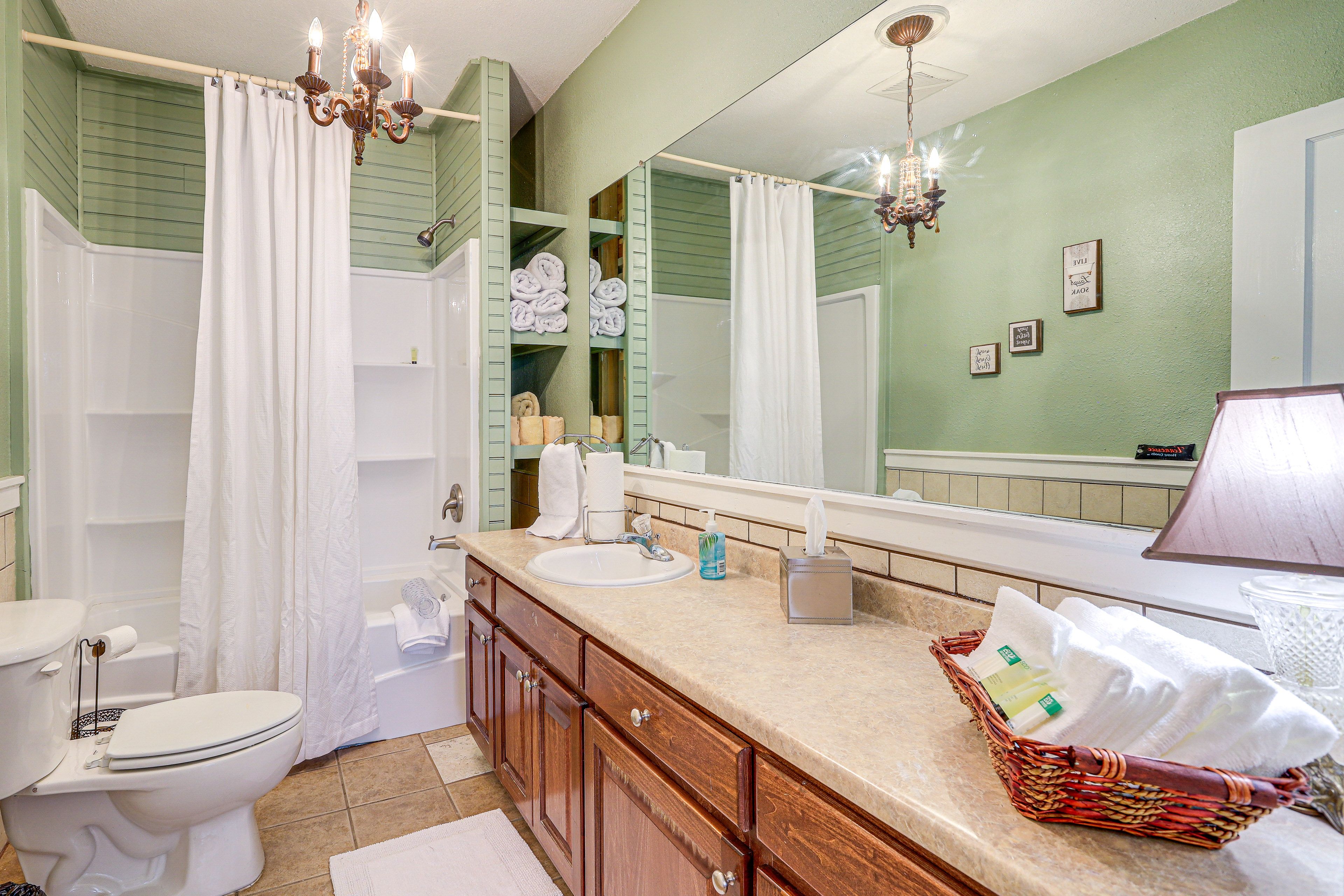Full Bathroom | Towels Provided | Complimentary Toiletries