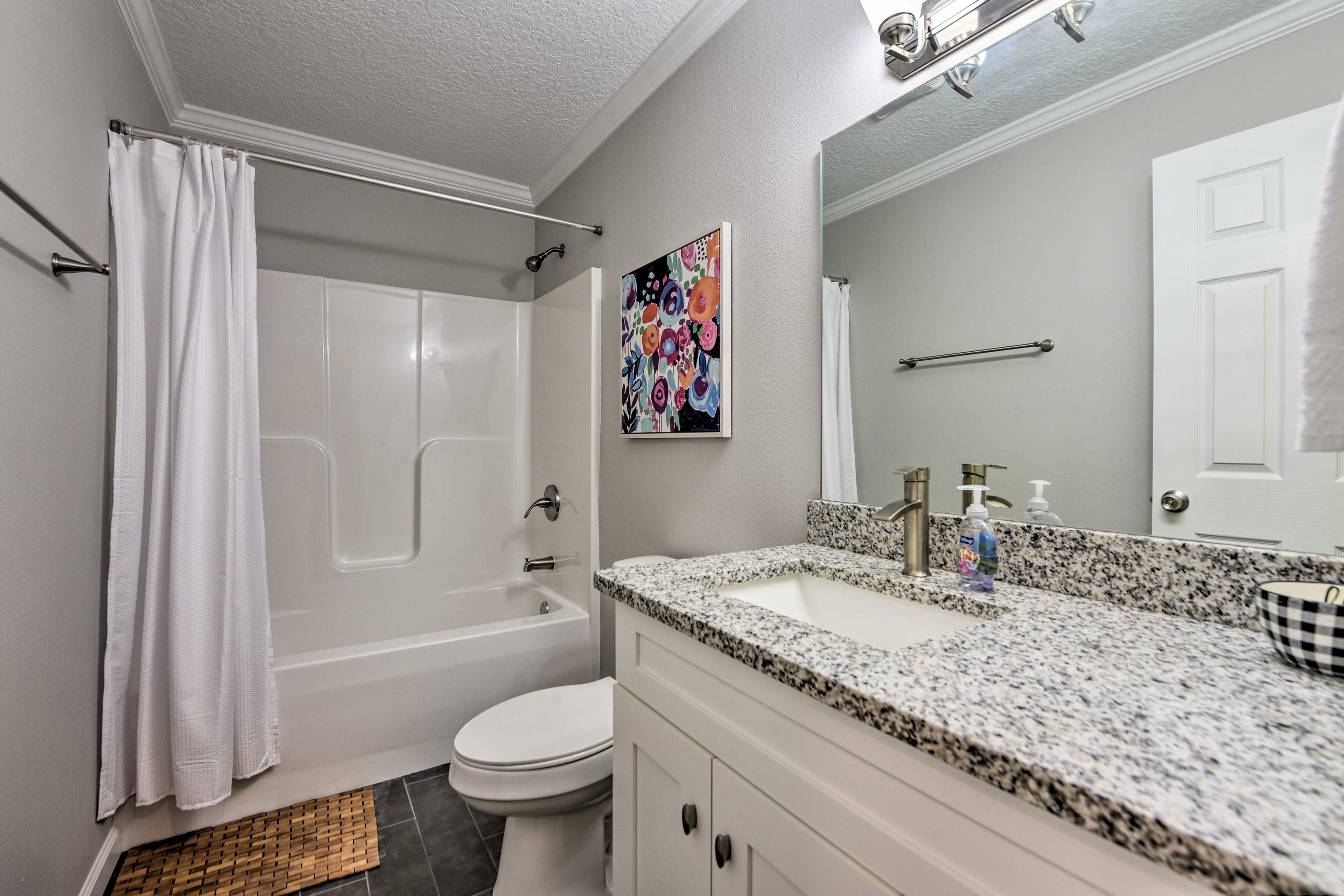 Full Bathroom | Towels Provided