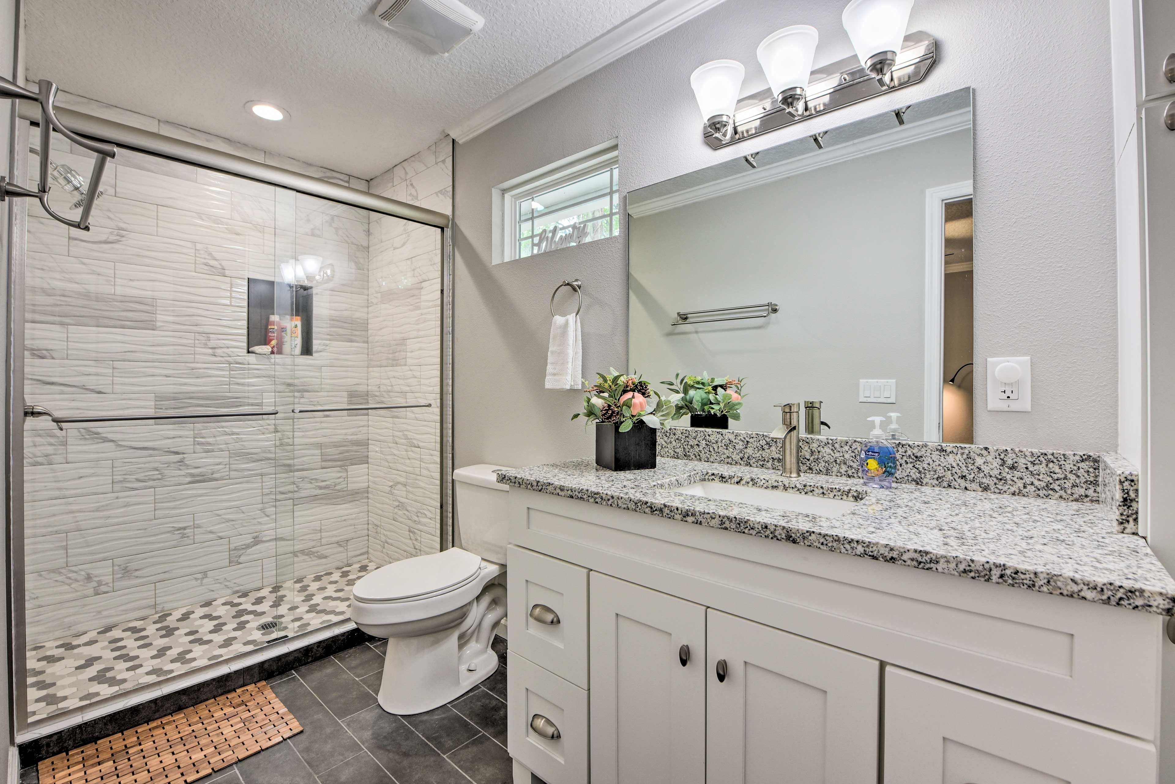 Full Bathroom | Complimentary Toiletries