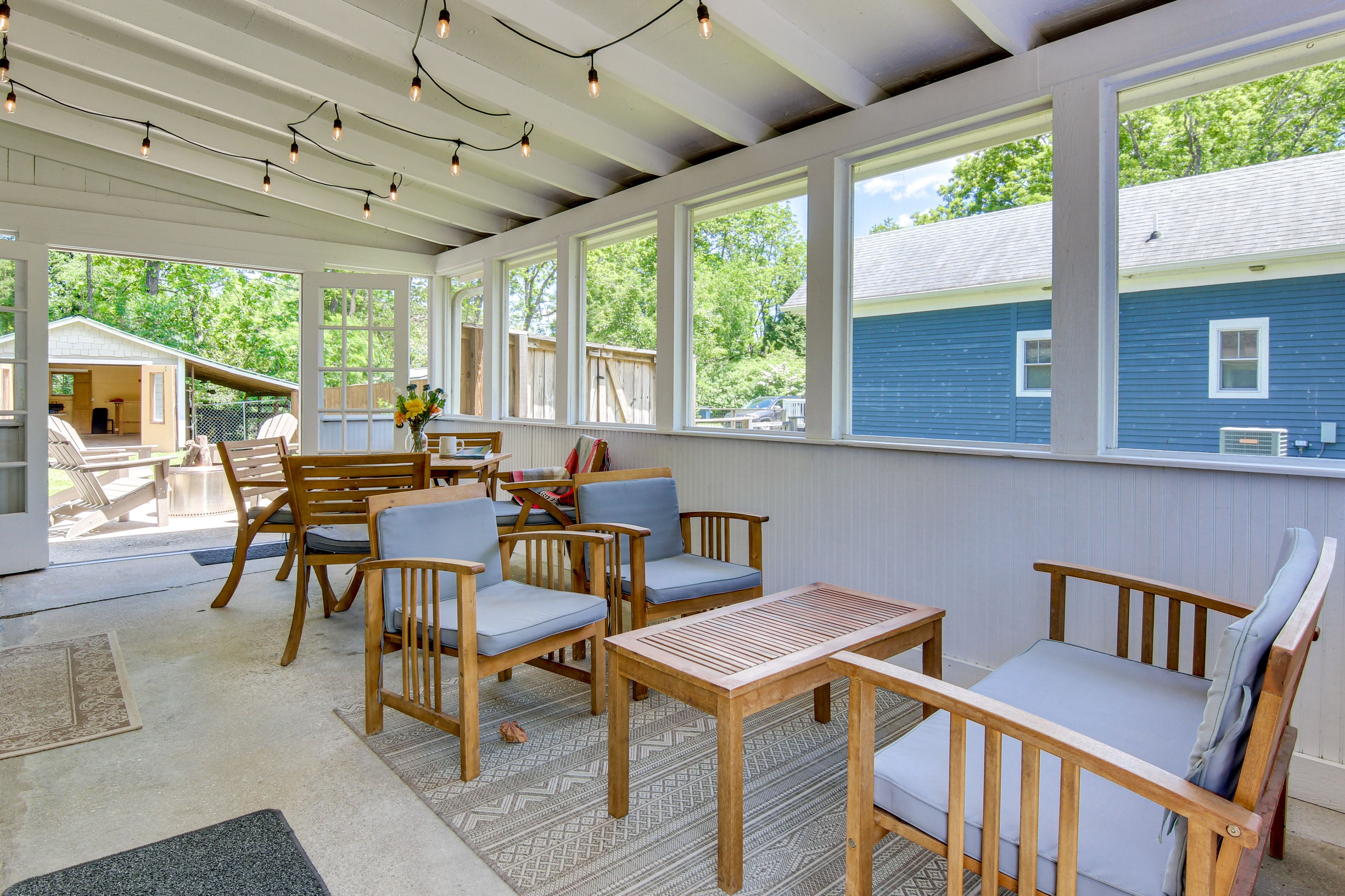 Screened-In Porch | Charcoal Grill