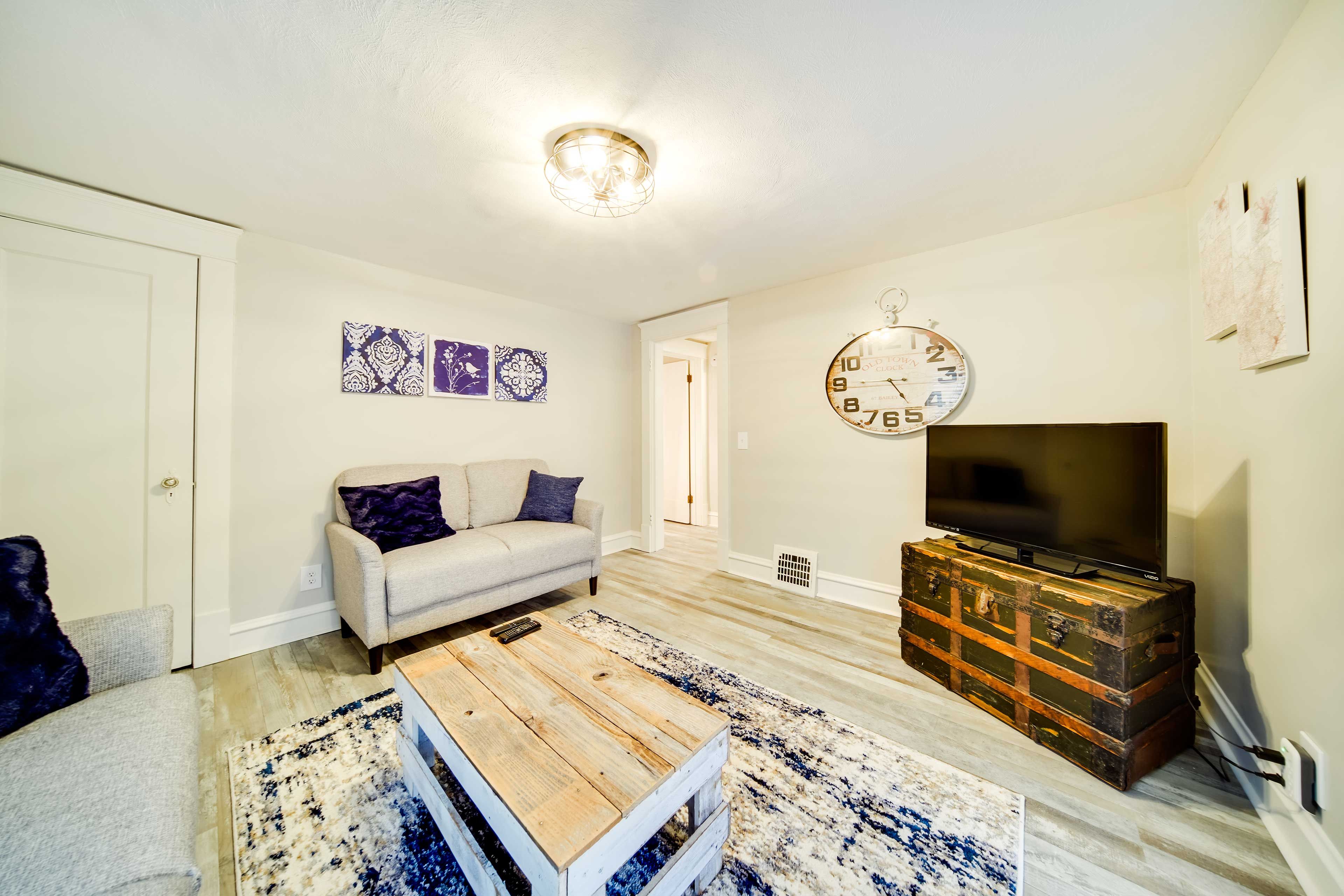 Living Area | Flat-Screen TV | Free WiFi