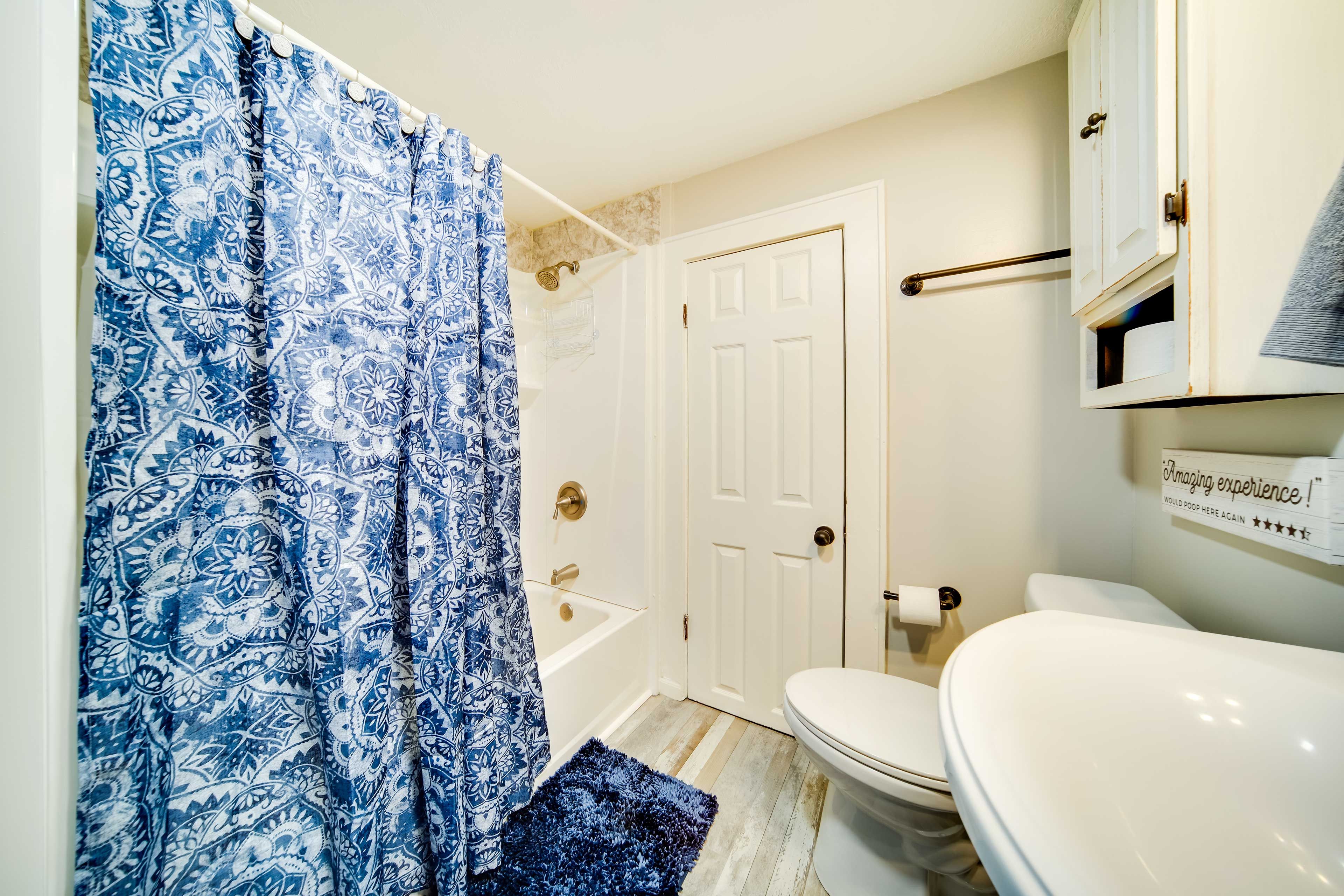 Full Bathroom | Towels Provided