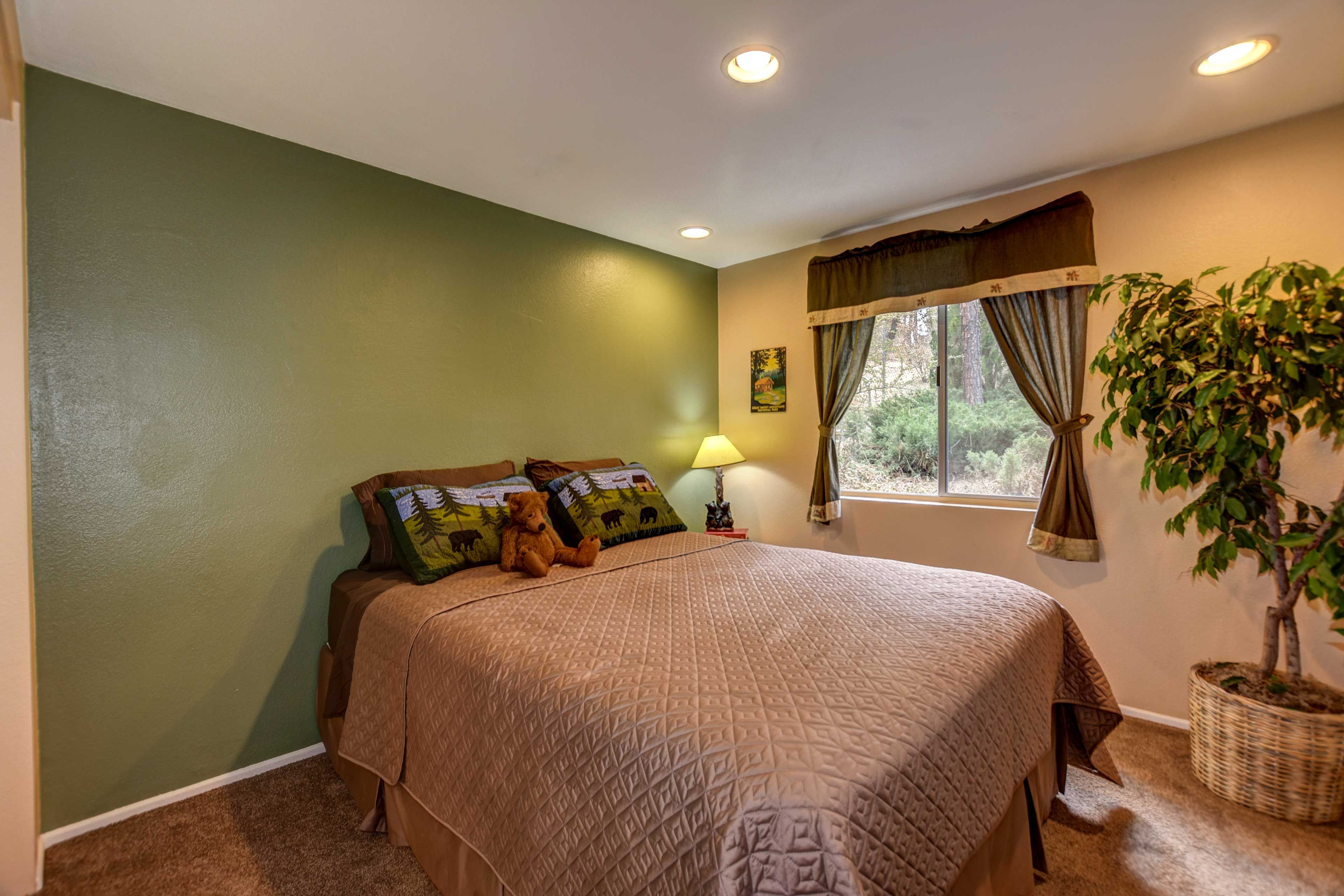 Bedroom 1 | Queen Bed