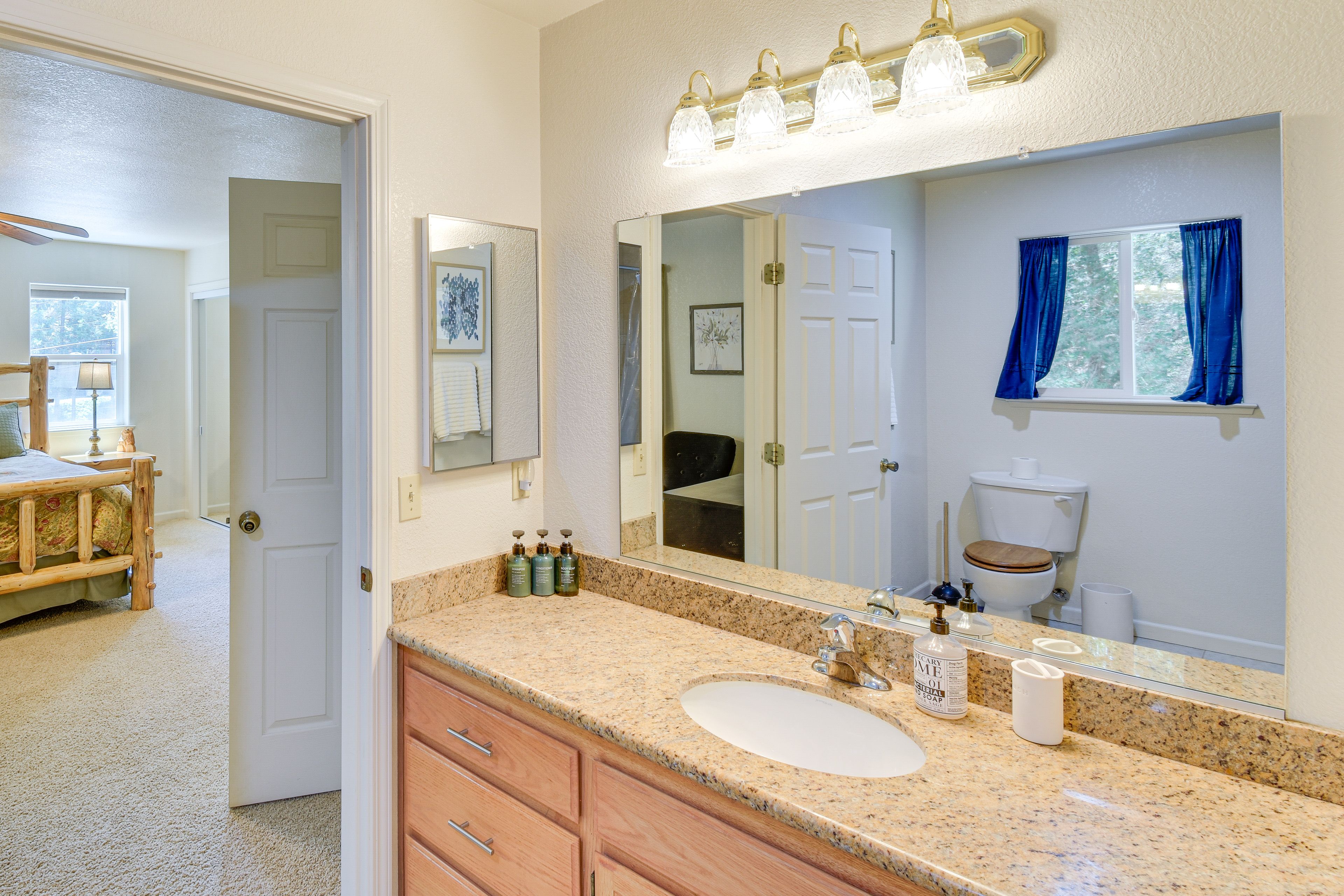 Full Bath | Towels | Hair Dryer | Upper Level