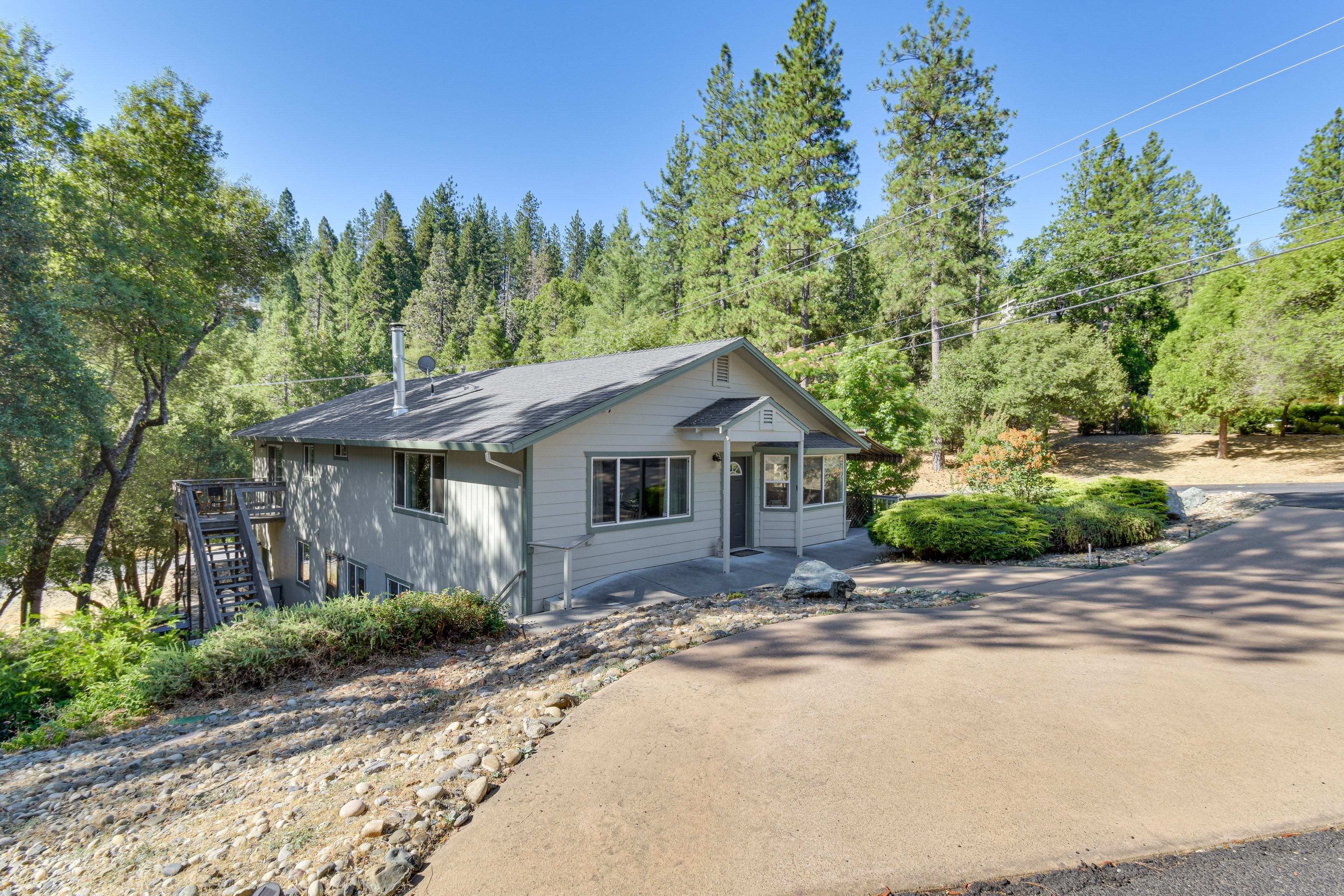 Groveland Vacation Rental | 4BR | 2BA | 2,500 Sq Ft | Step-Free Access