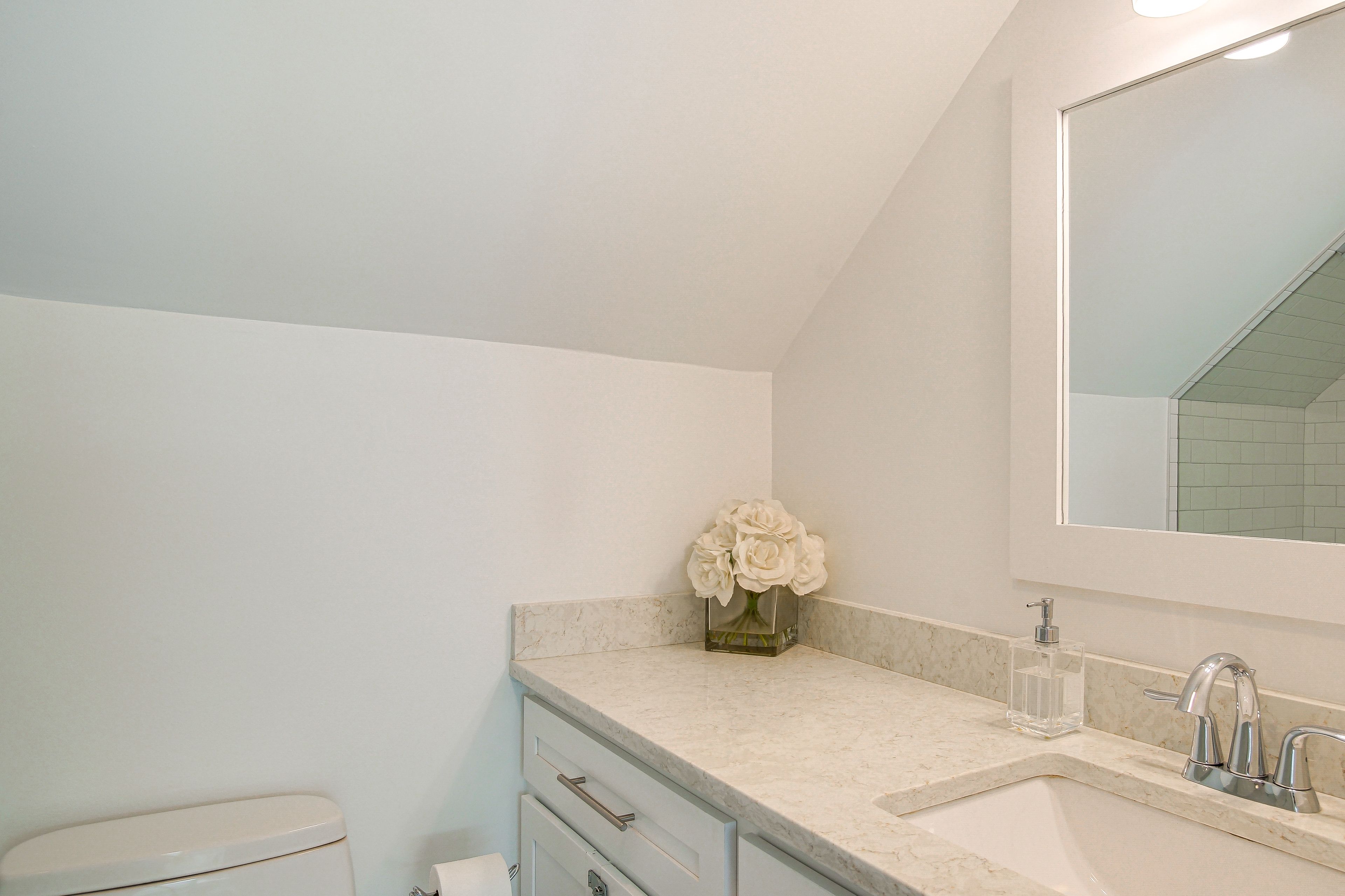 Full Bathroom | Towels Provided
