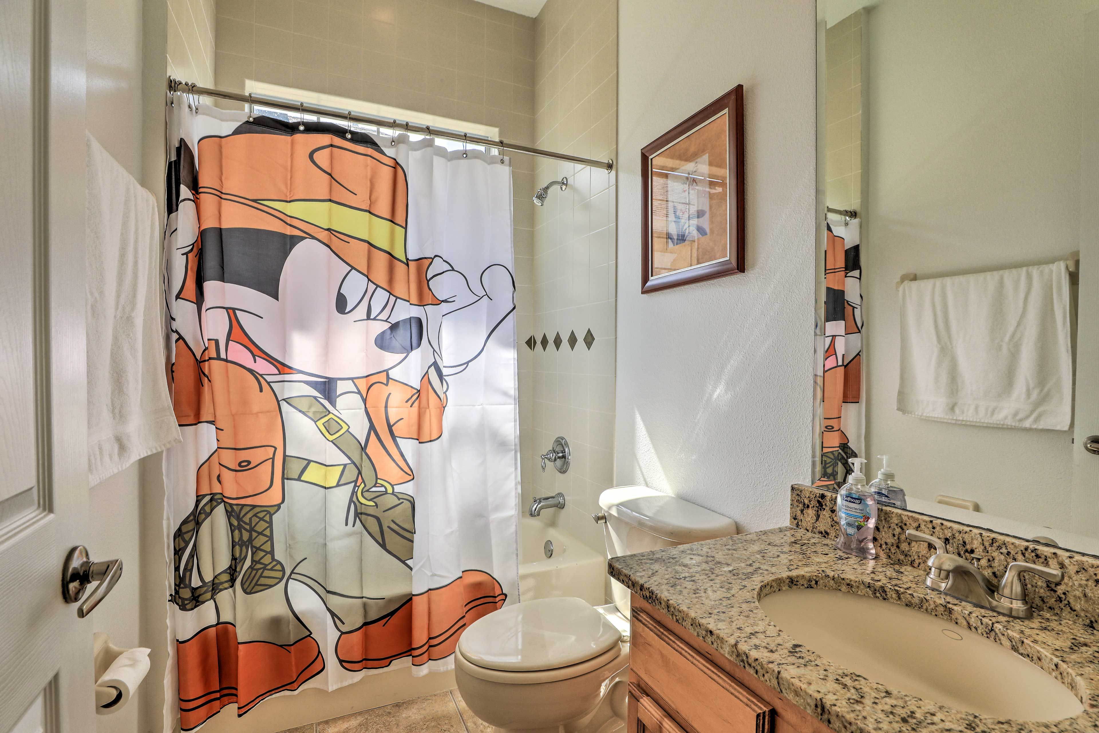 Full Bathroom | 1st Unit | Upper Level | Towels Provided