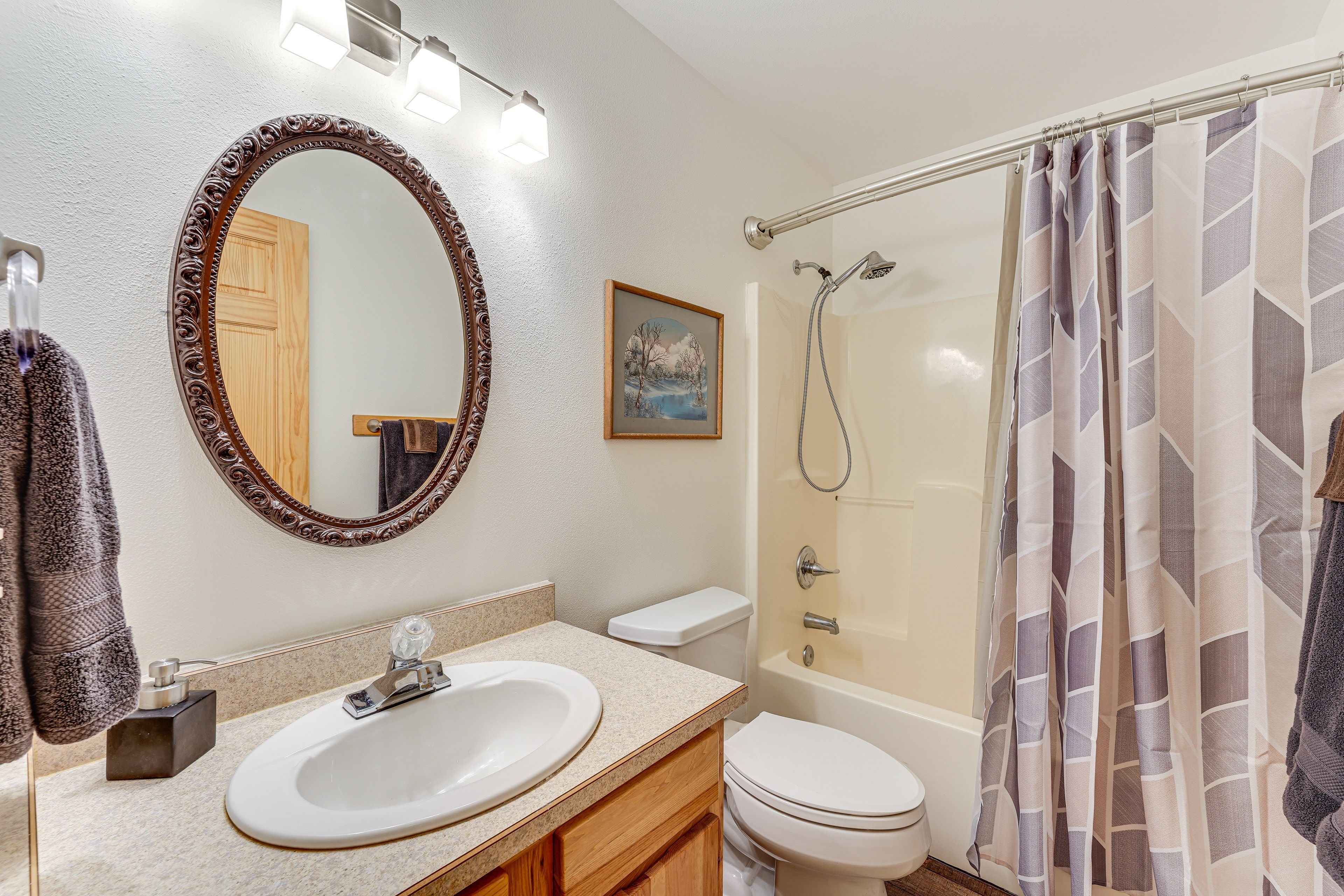 Full Bathroom | Towels Provided