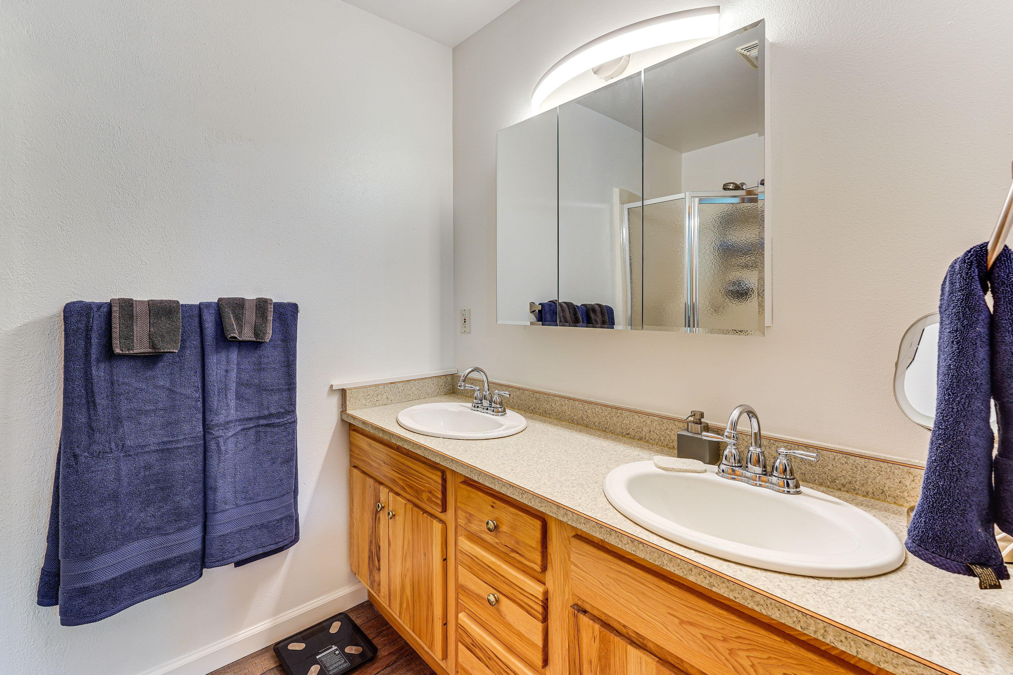 Full Bathroom | Complimentary Toiletries