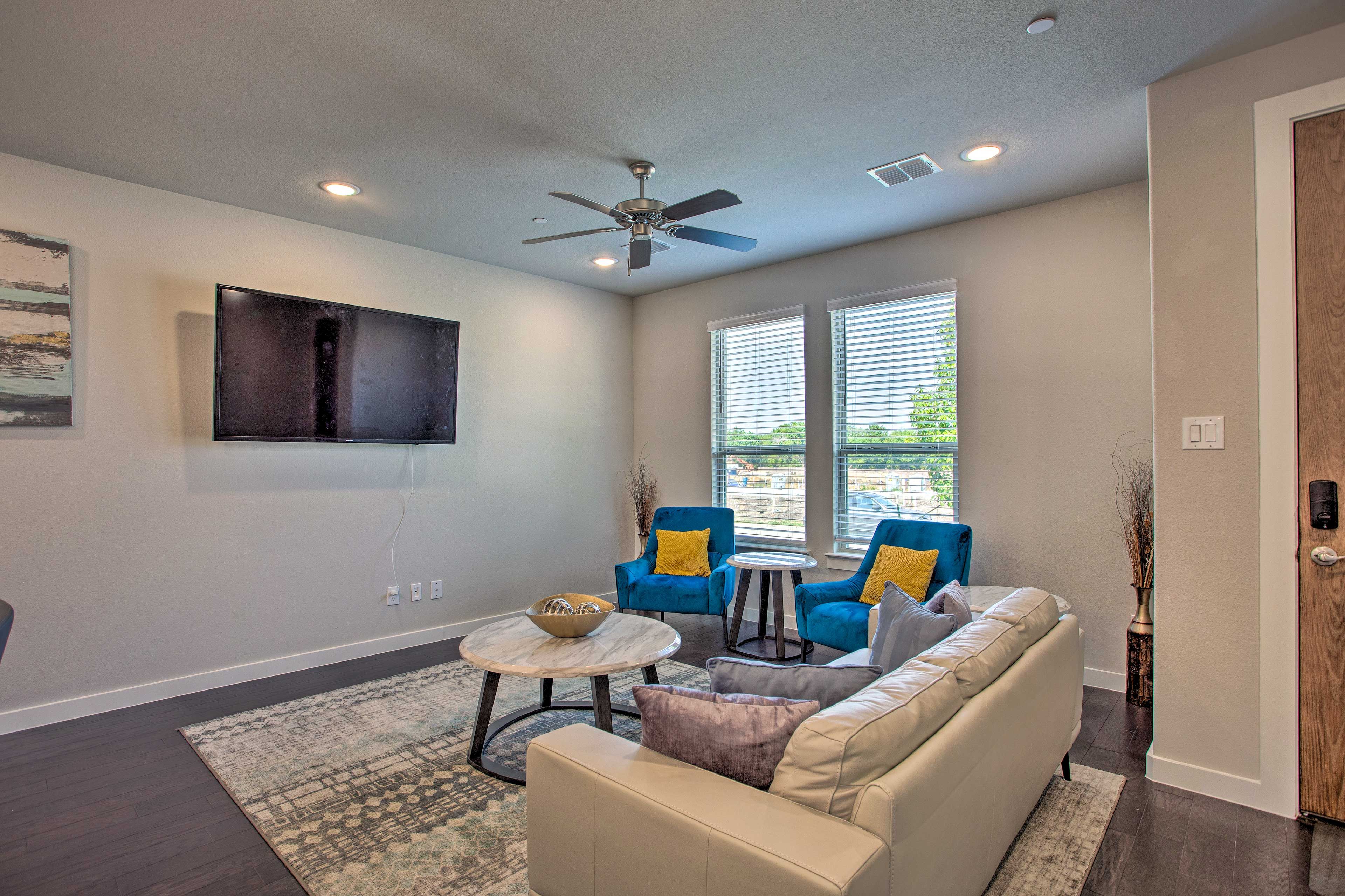 Living Room | 1st Floor | Smart TV w/ Cable