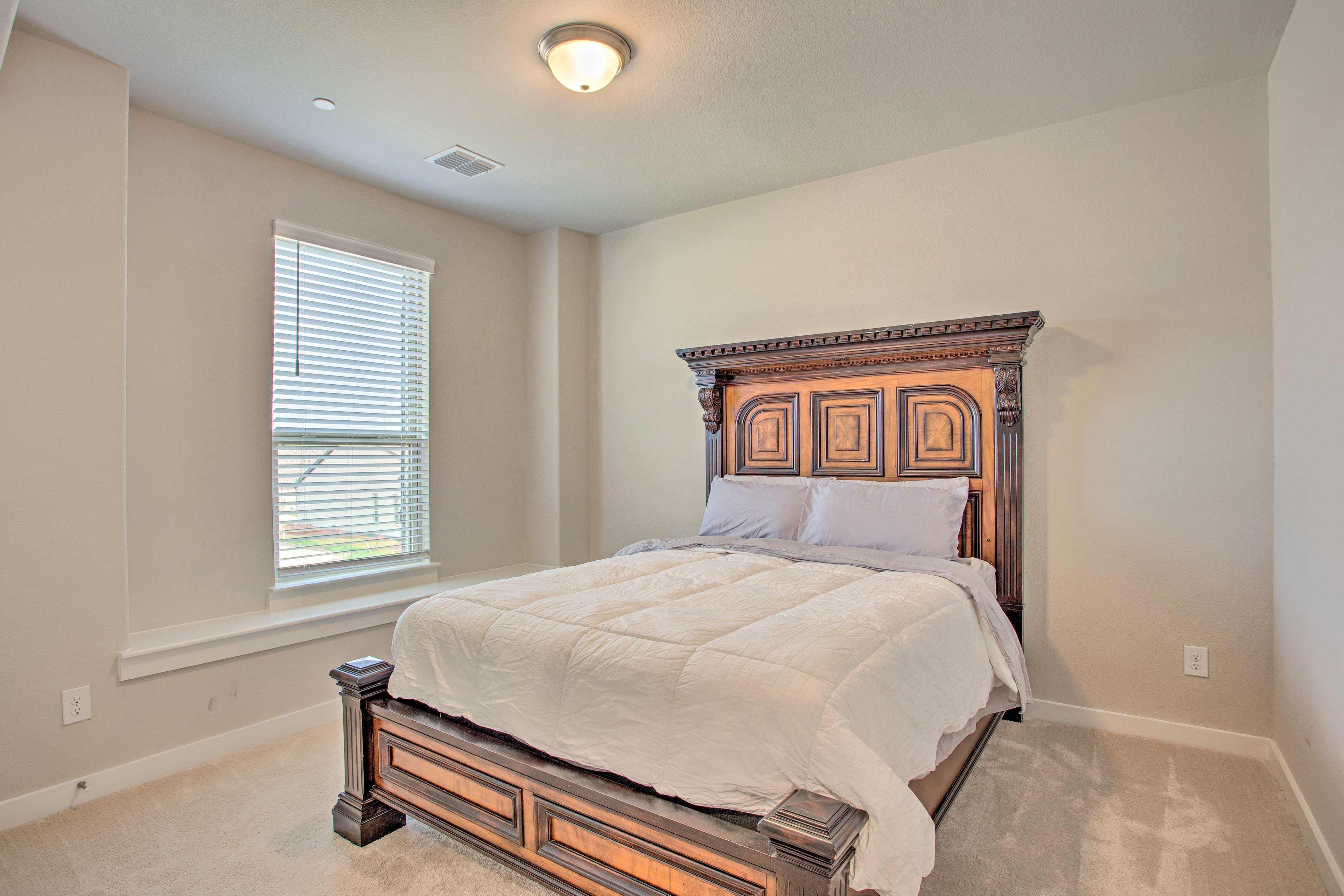 Bedroom 2 | 2nd Floor | Queen Bed