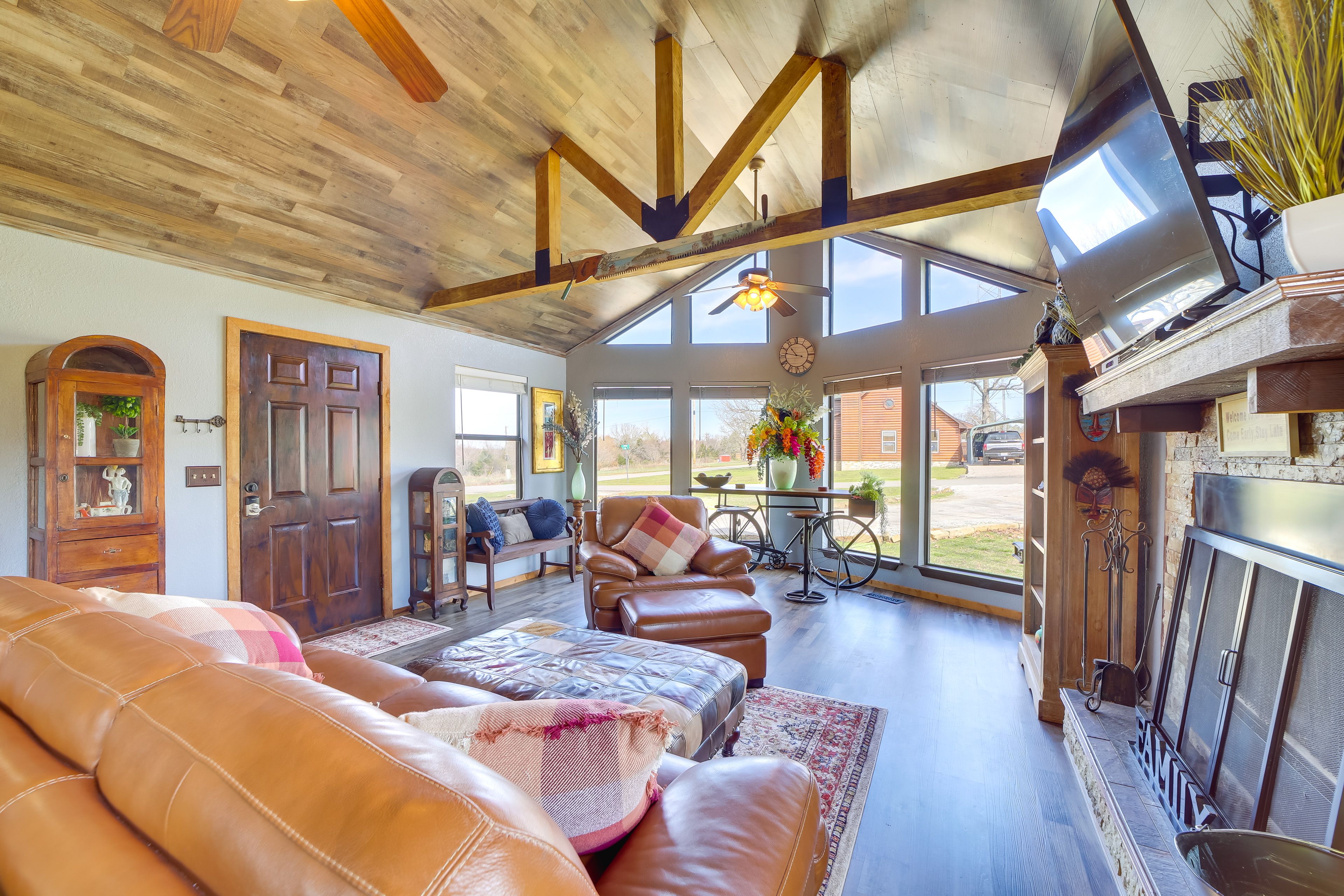 Living Room | Smart TV | Fireplace (Decorative Only)