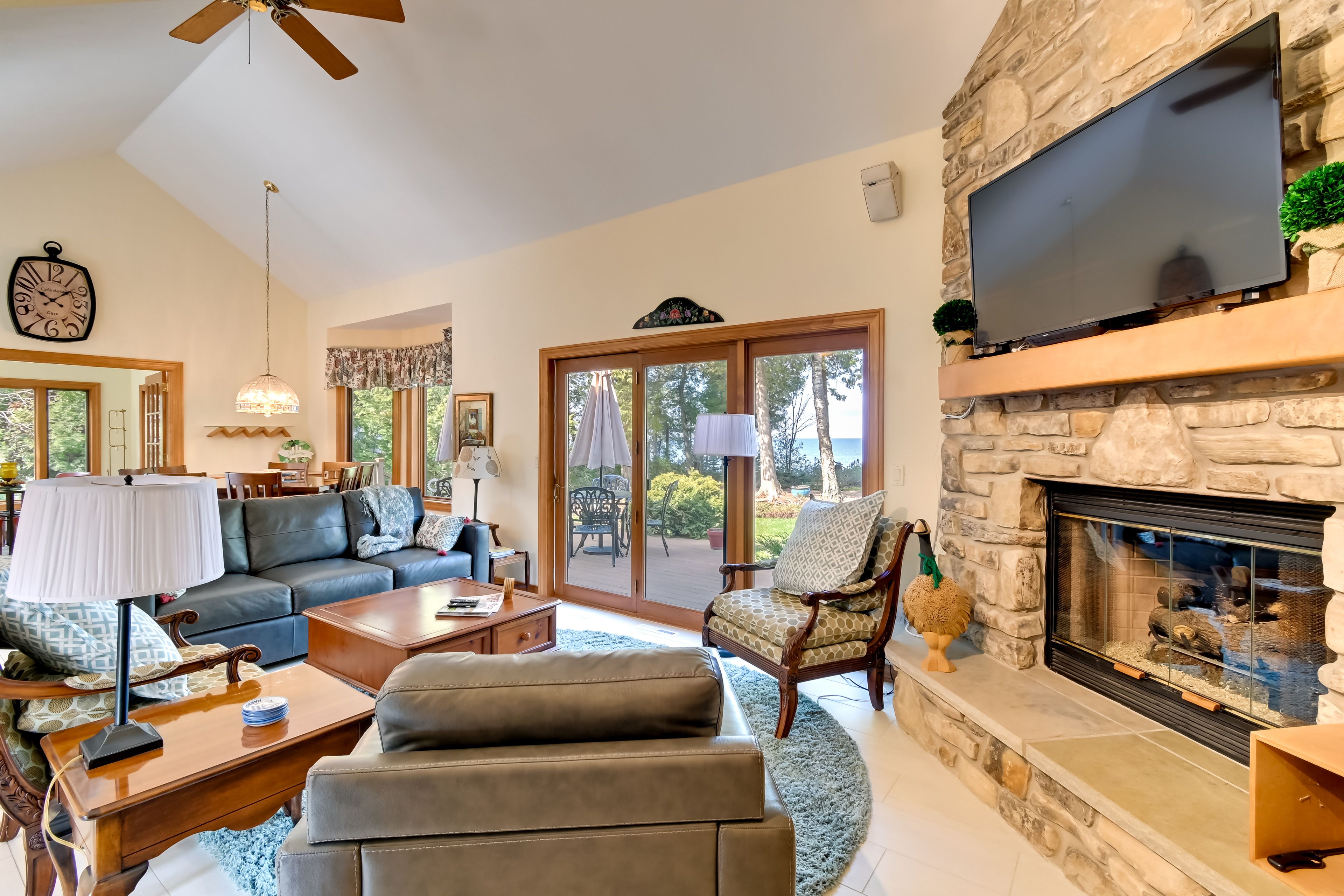 Living Room | Smart TV | Free WiFi