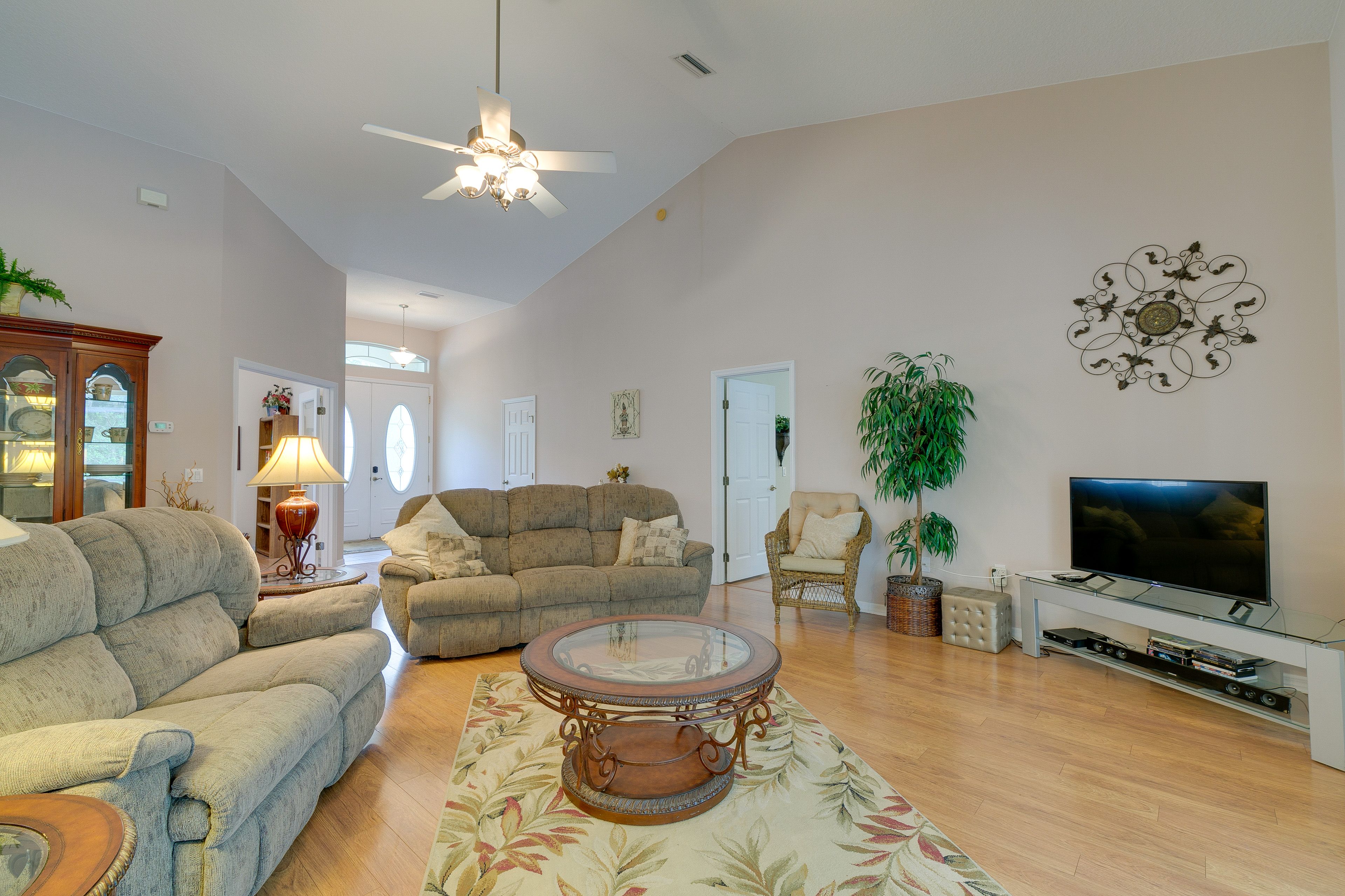 Living Room | Air Conditioning | Smart TV | Keyless Entry