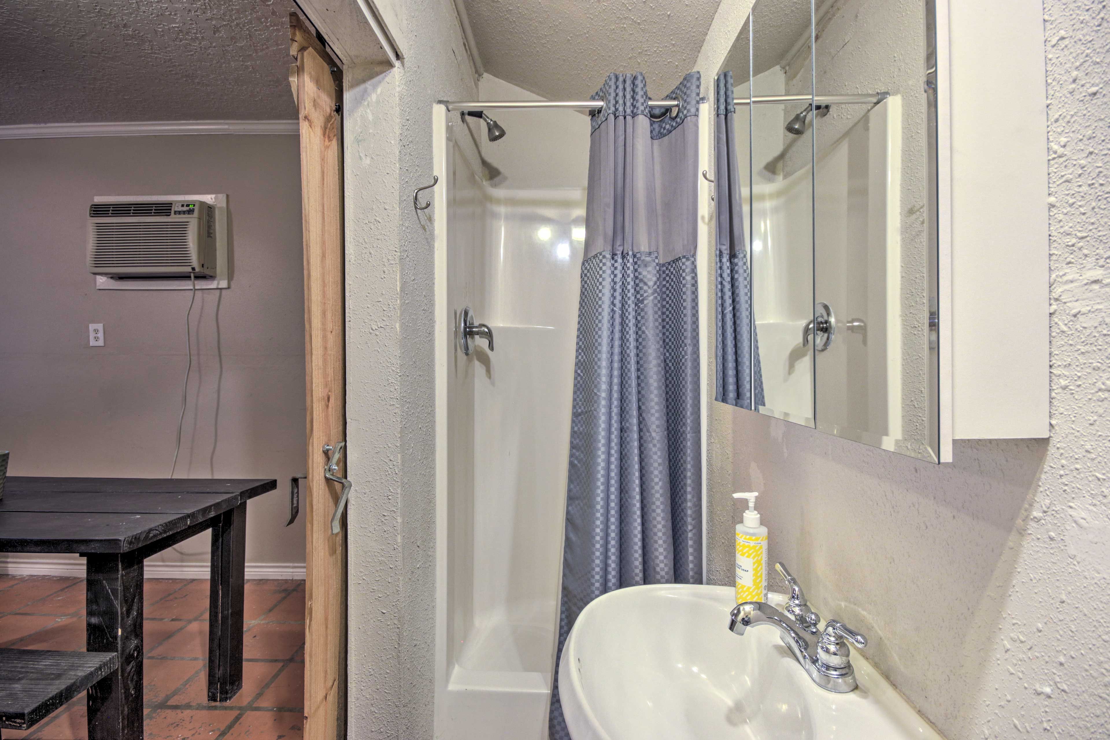 Full Bathroom | Towels Provided