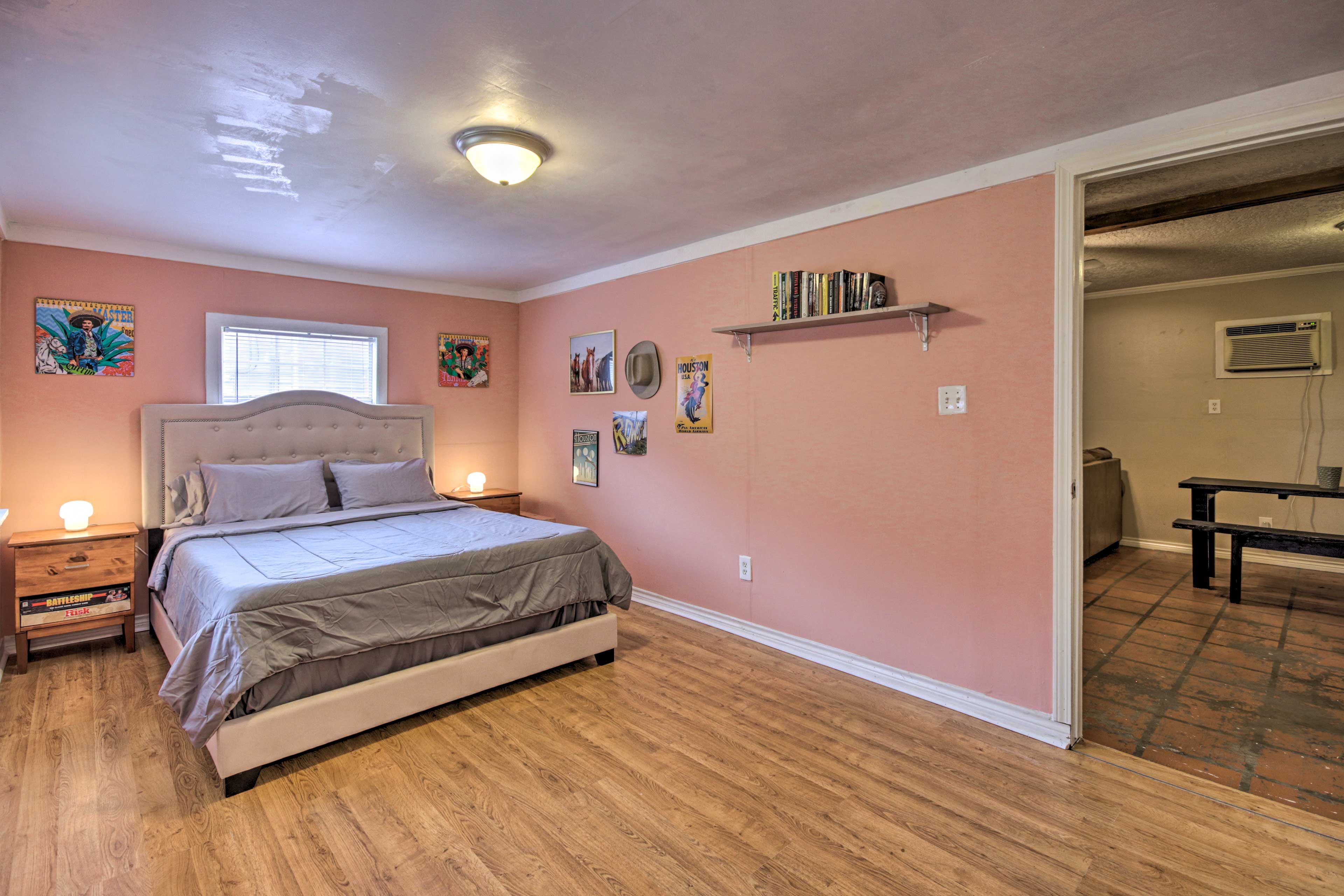 Bedroom | Queen Bed | Linens Provided