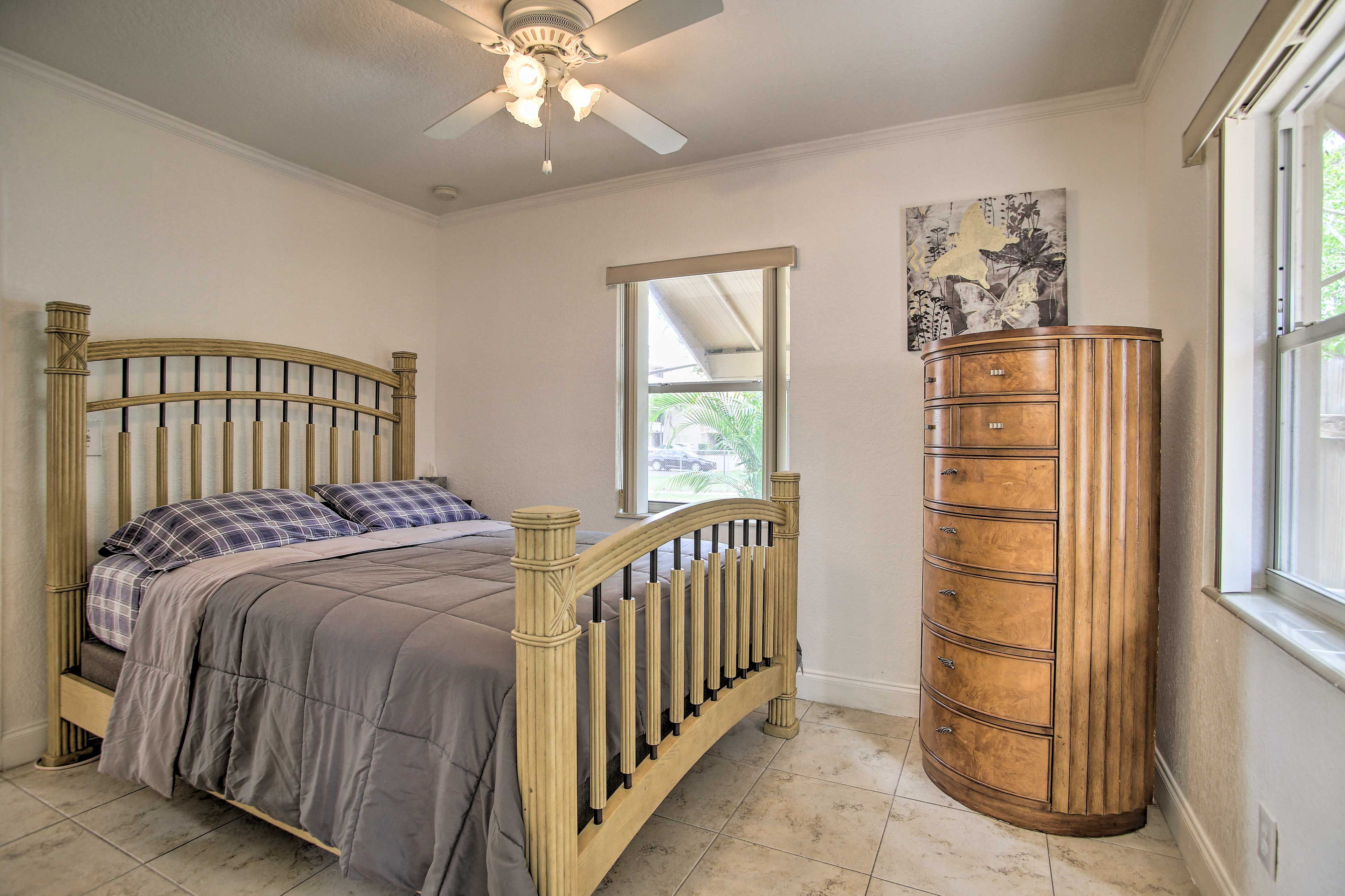 Bedroom 2 | Queen Bed