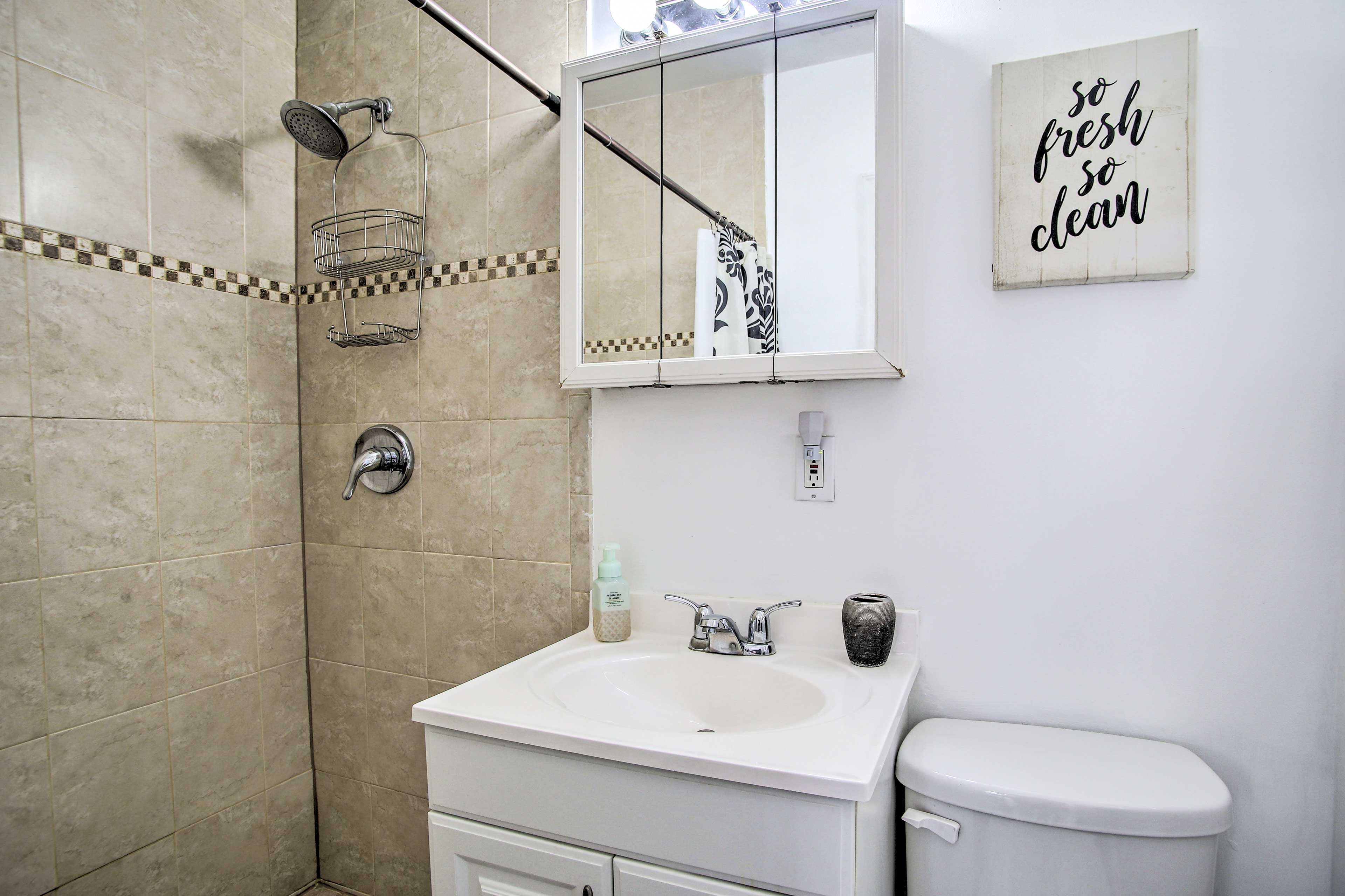 Full Bathroom | Towels Provided